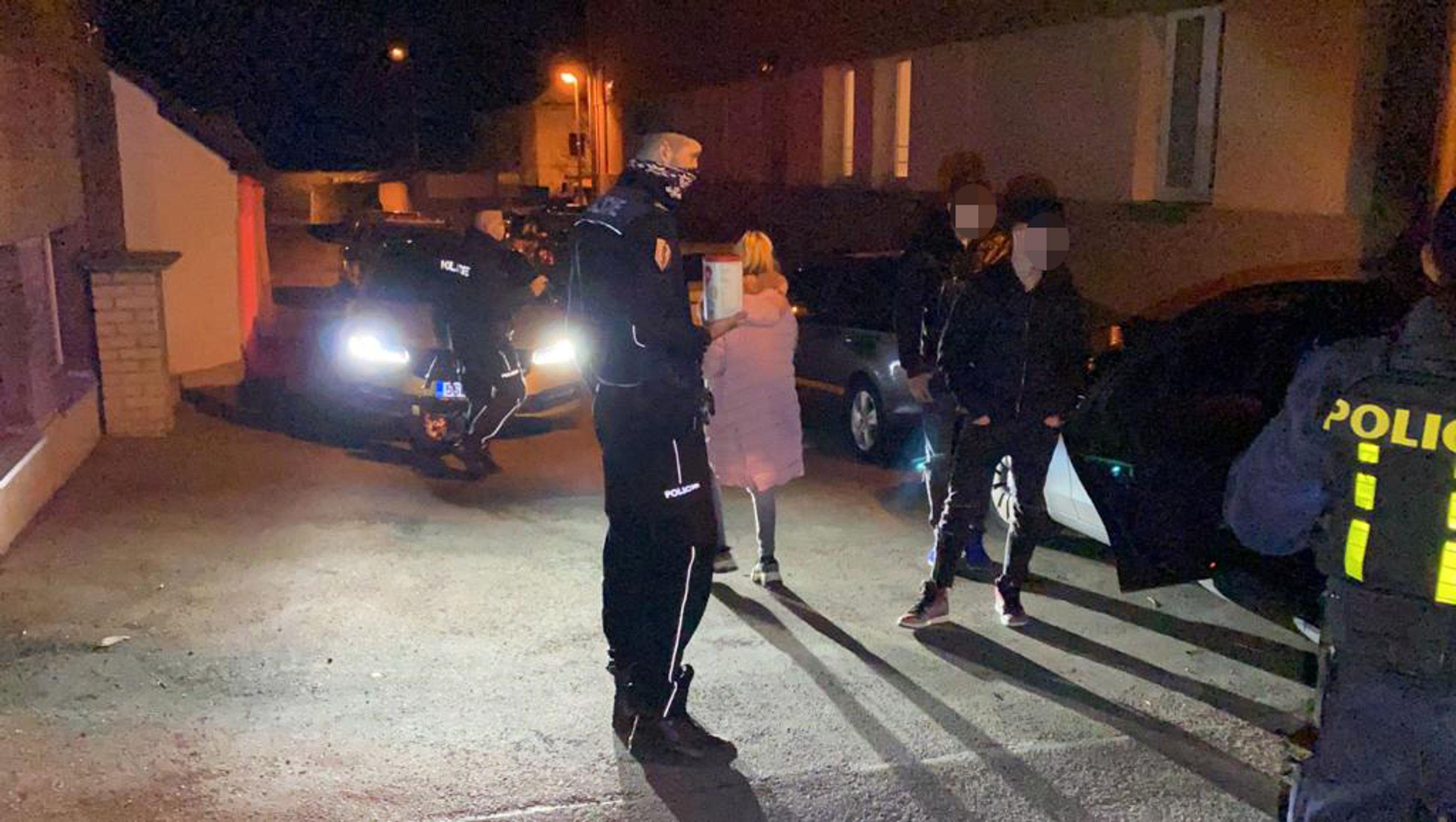 Patnáctiletou dívku policisté vypátrali i s její tříměsíční dcerou - 5 - GALERIE: Patnáctiletou dívku policisté vypátrali i s její tříměsíční dcerou (5/7)