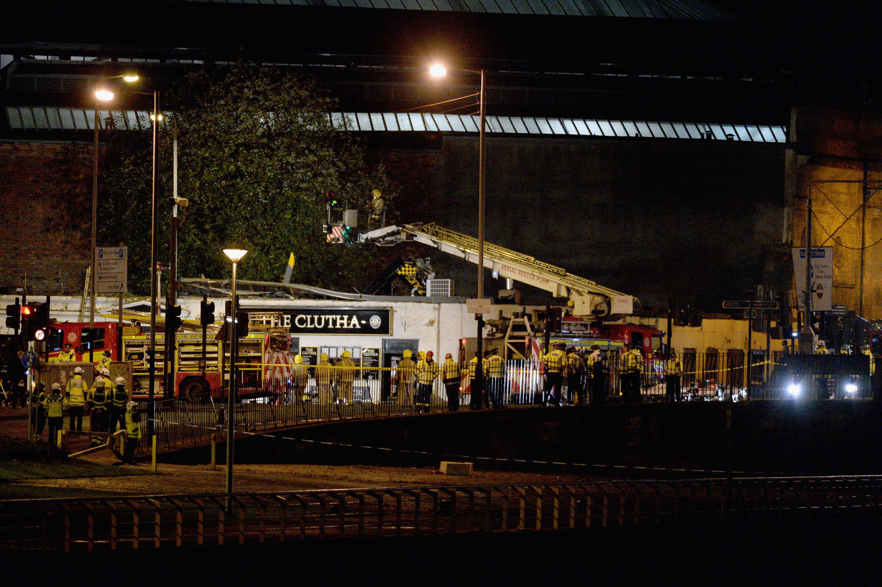 V Glasgow spadl vrtulník - 4 - GALERIE: FOTO z místa hrůzy: Na klub centru města spadl policejní vrtulník! (3/6)