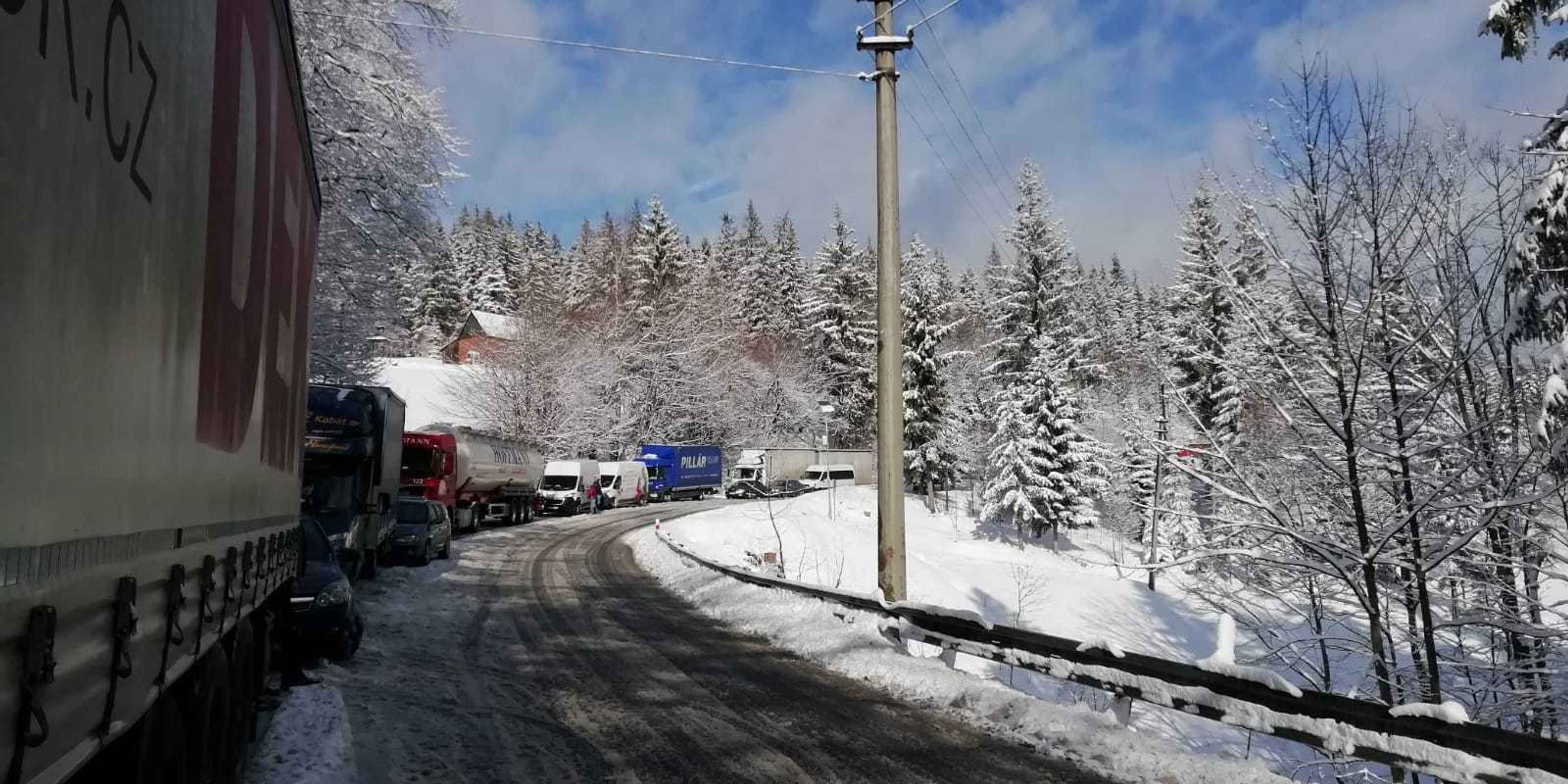 Sníh komplikuje dopravu na východě České republiky - 1 - GALERIE: Sníh a ledovka komplikují dopravu na východě Česka (2/2)
