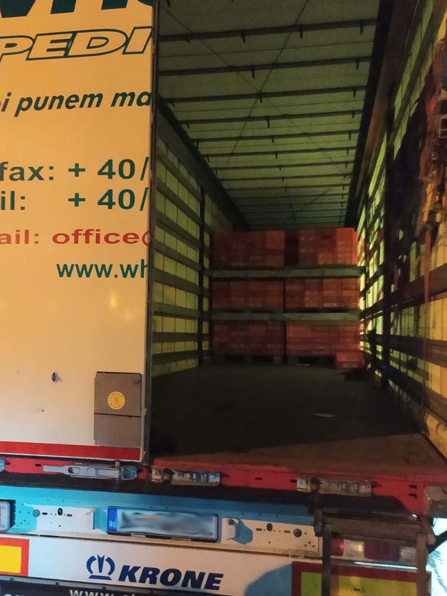 Rumunský řidič vezl migranty, u Břeclavi je odhalili - 8 - GALERIE: V kamionu u Břeclavi odhalili migranty (2/4)