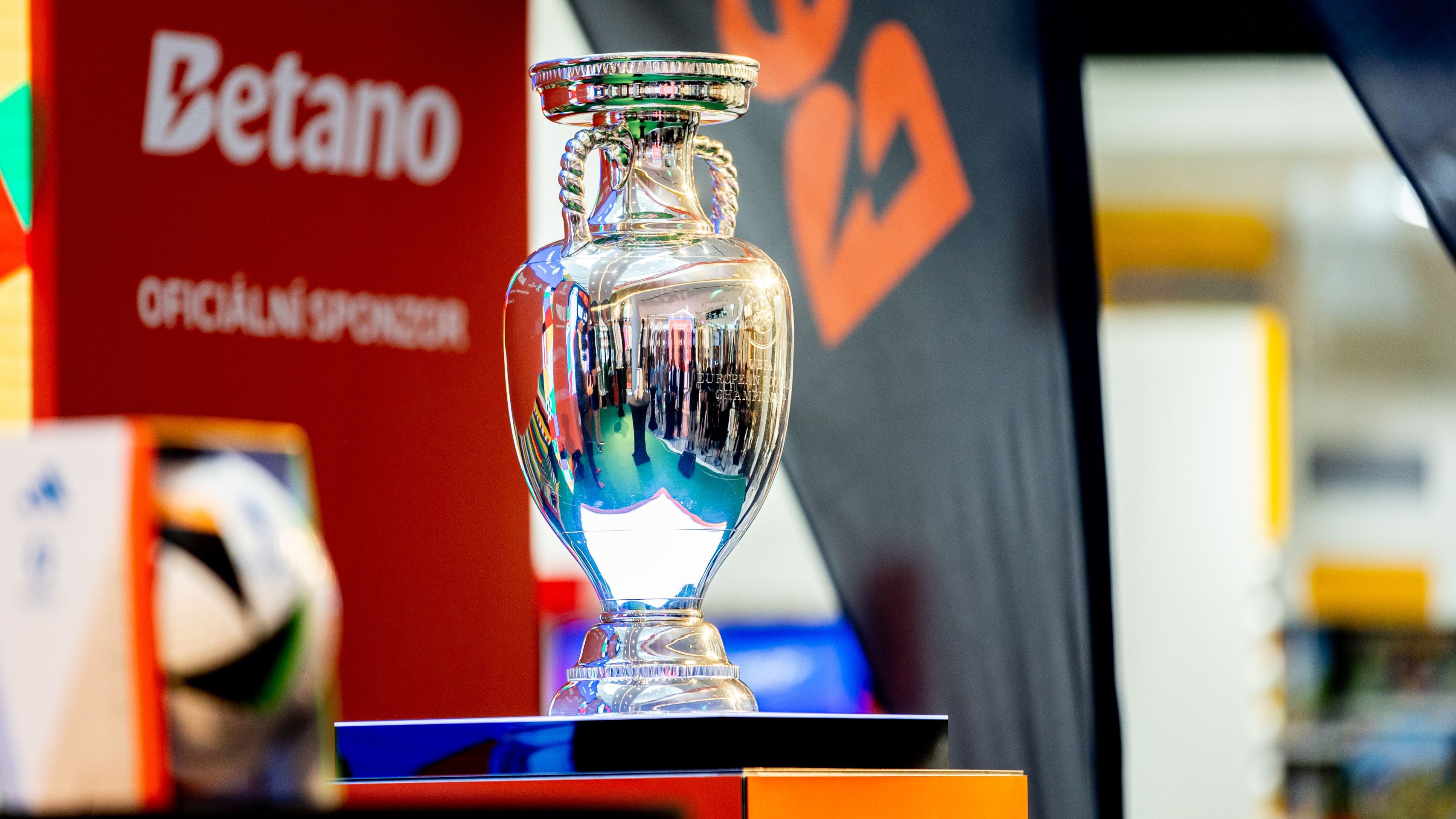 Trofej pro vítěze fotbalového Eura - Trofej pro vítěze Eura 2024 v Praze (1/5)