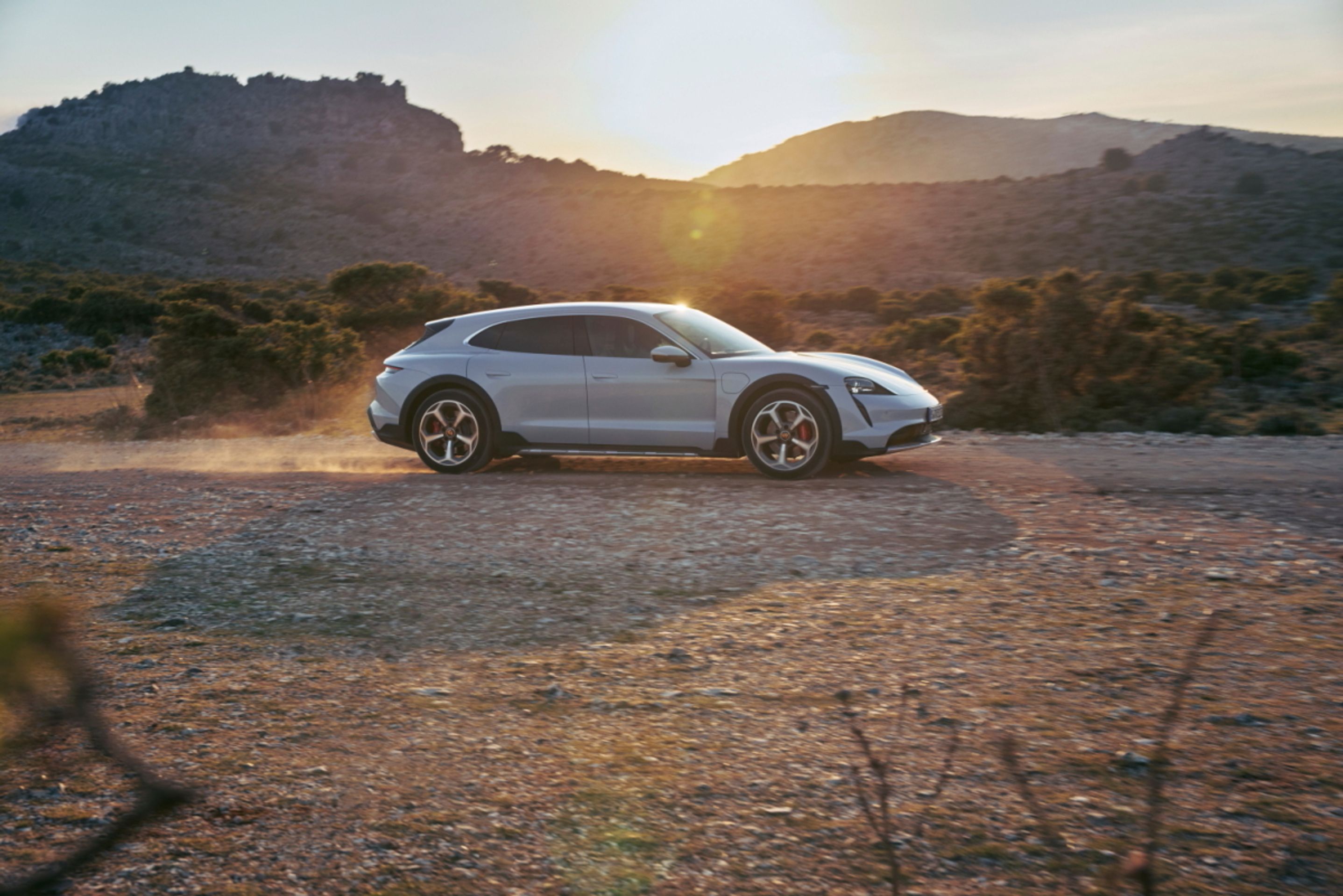 Porsche Taycan Cross Turismo - 13 - Fotogalerie: První elektrický kombík - Porsche Taycan Cross Turismo (16/19)