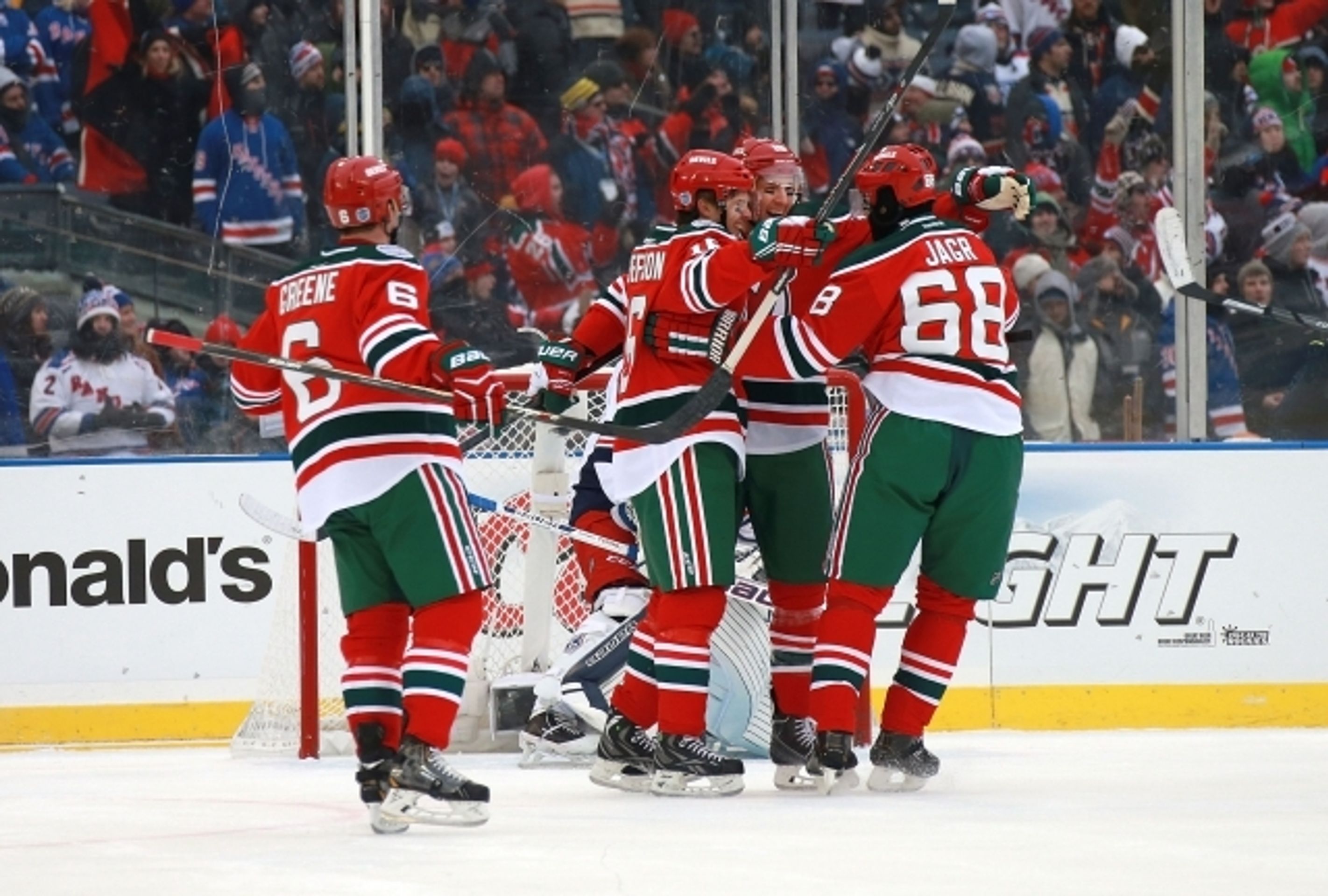 NHL na Yankee Stadium: Devils vs. Rangers - 12 - GALERIE: NHL na stadionu Yankees: Devils - Rangers (13/22)