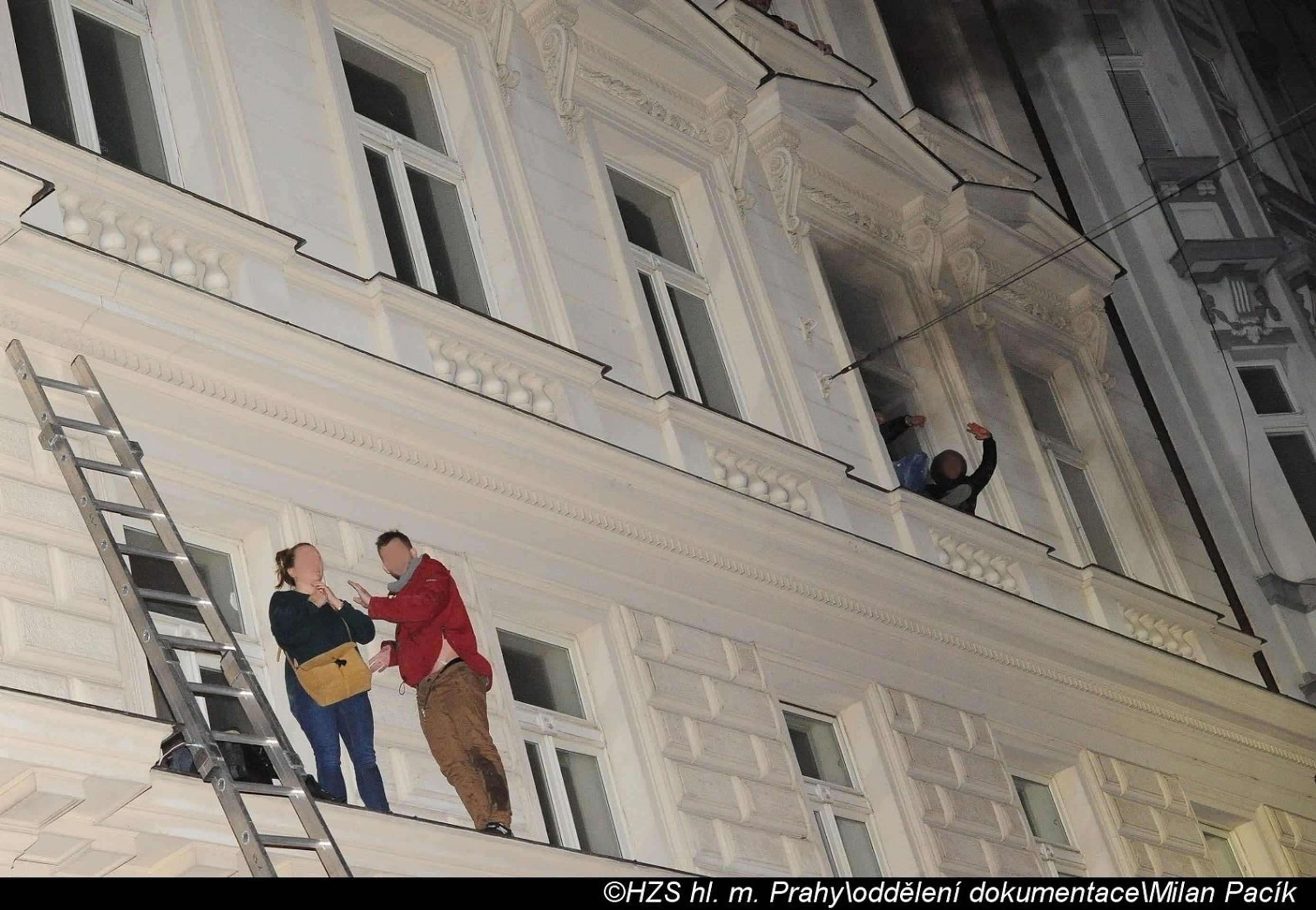 Při požáru hotelu v Praze zemřeli dva lidé - 2 - GALERIE: Požár hotelu v centru Prahy (32/33)