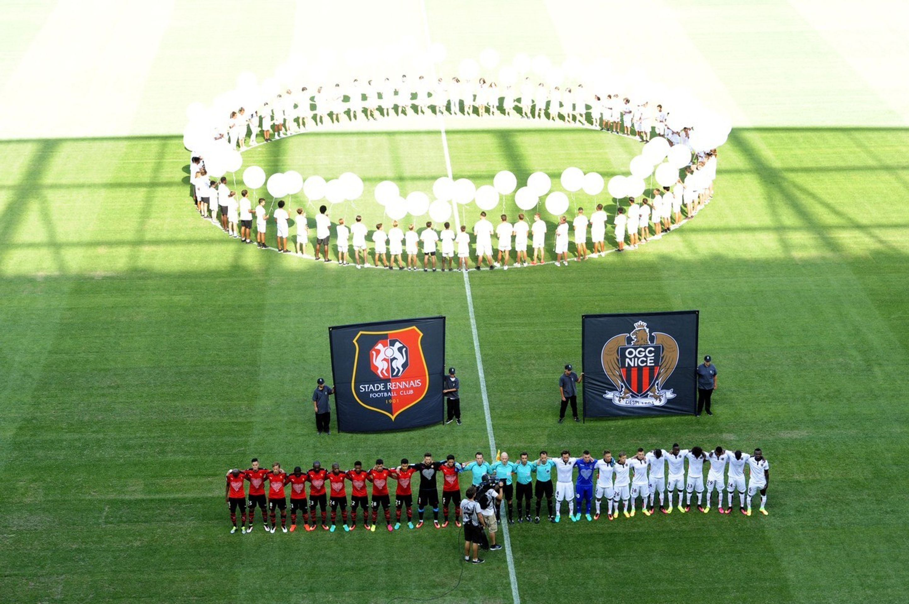 Fotbalový klub v Nice vzdal hold obětem teroristického útoku - 2 - GALERIE: Fotbalový klub v Nice vzdal hold obětem teroristického útoku (6/8)
