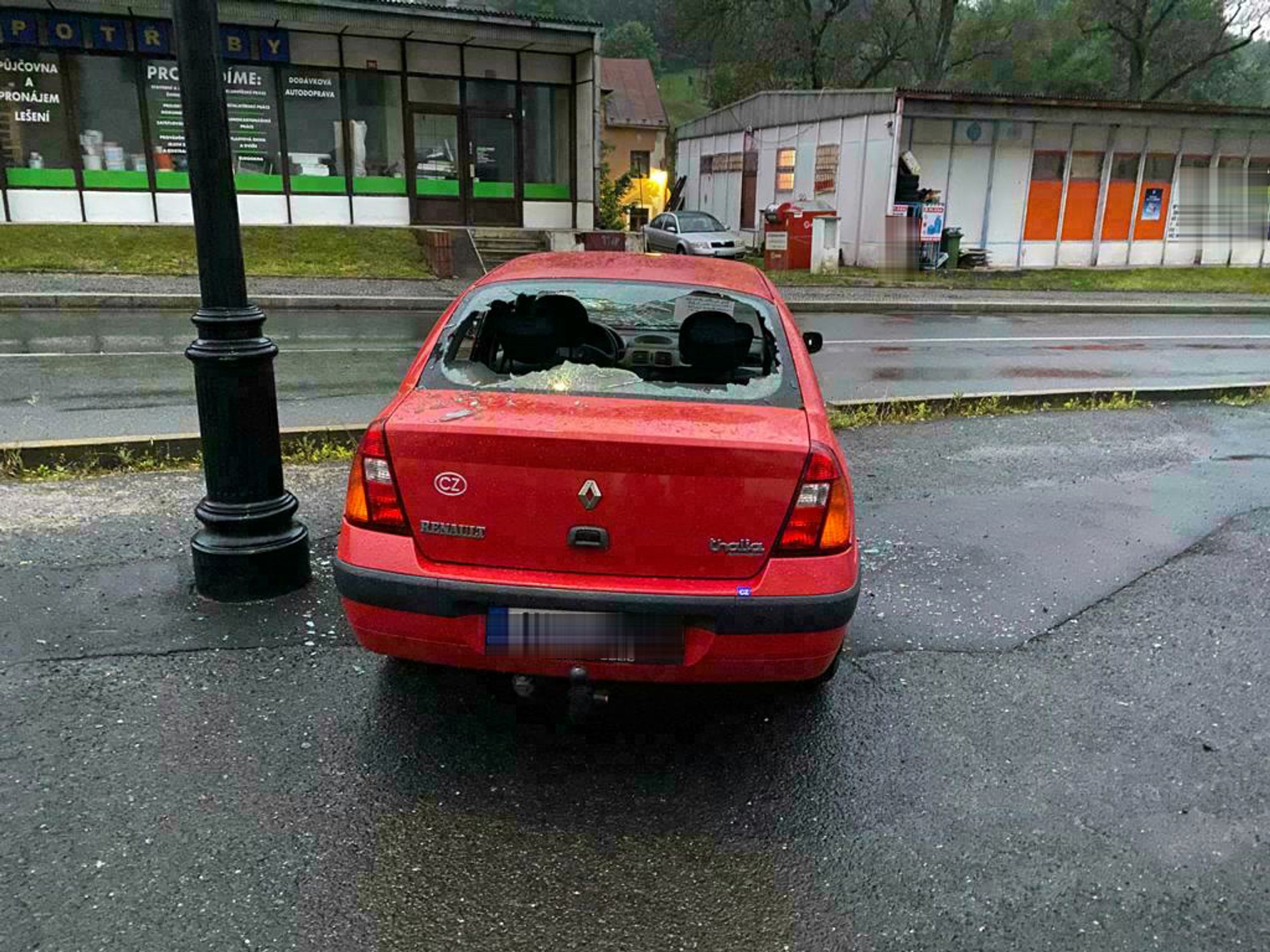 Muž na Sokolovsku poničil sekerou zaparkované vozidlo - 1 - GALERIE: Muž na Sokolovsku poničil sekerou zaparkované vozidlo (1/6)