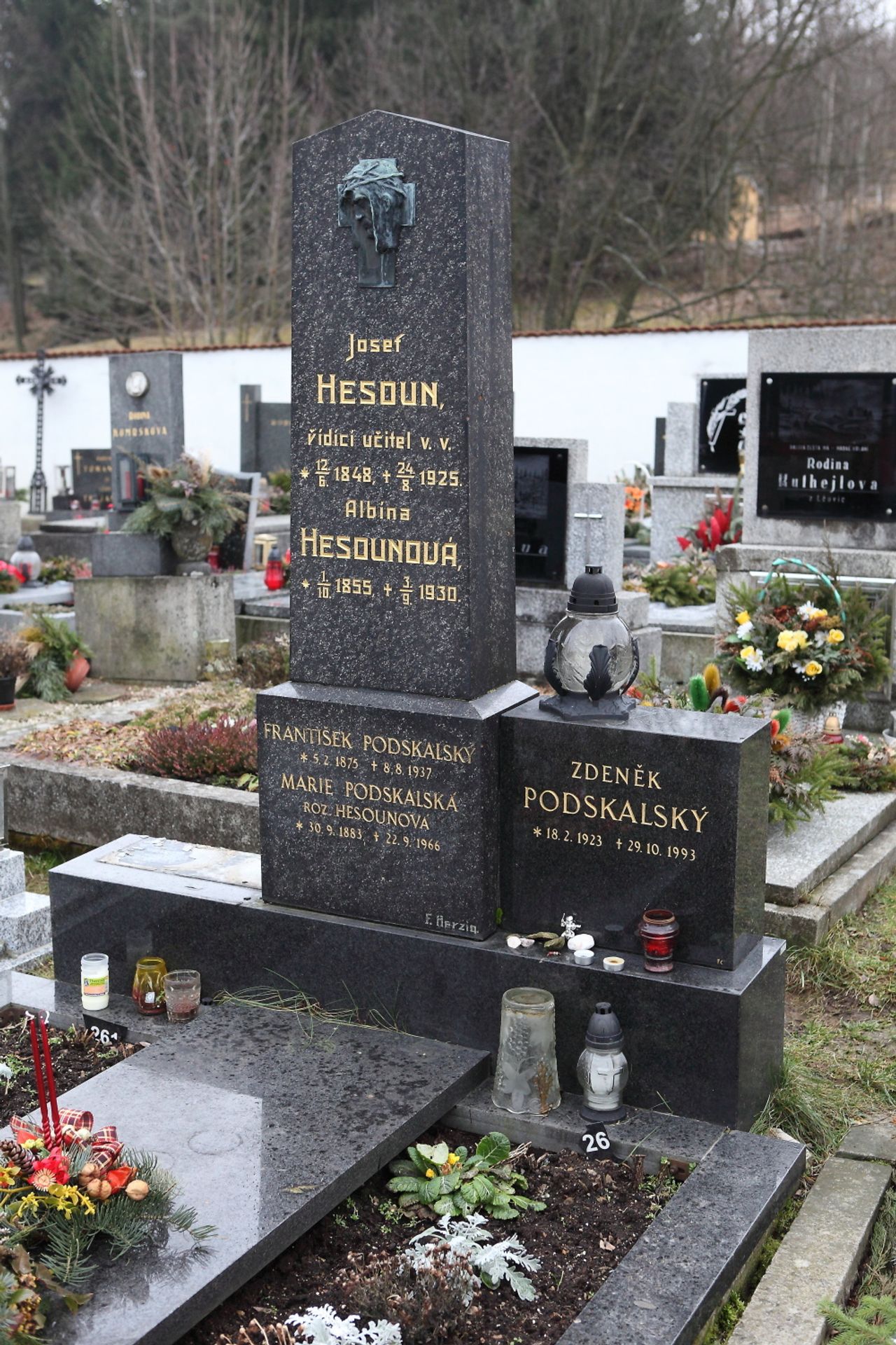 Poslední odpočinek Jiráskové - 6 - Zde bude pohřbena Jirásková (4/9)