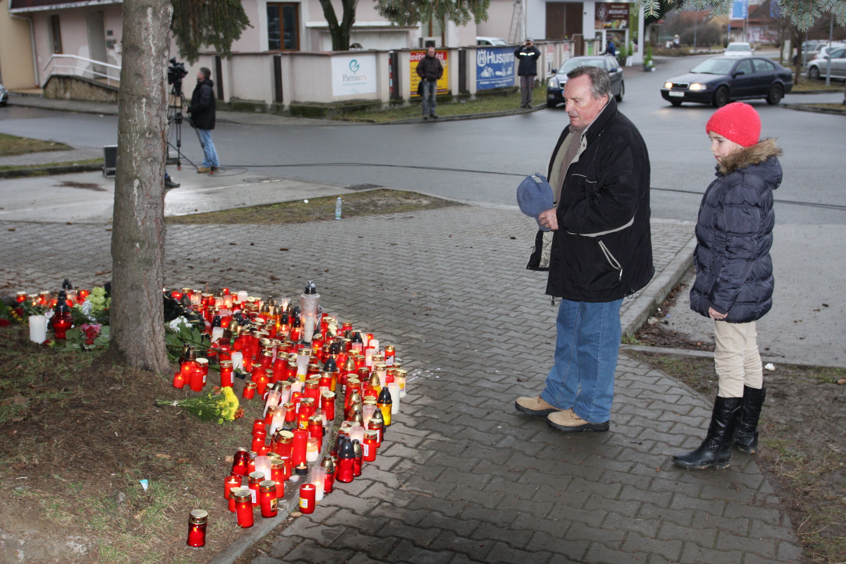 Pieta za oběti střelby v Uherském Brodě - 3 - Galerie: Pietní místo v Uherském Brodě (3/11)