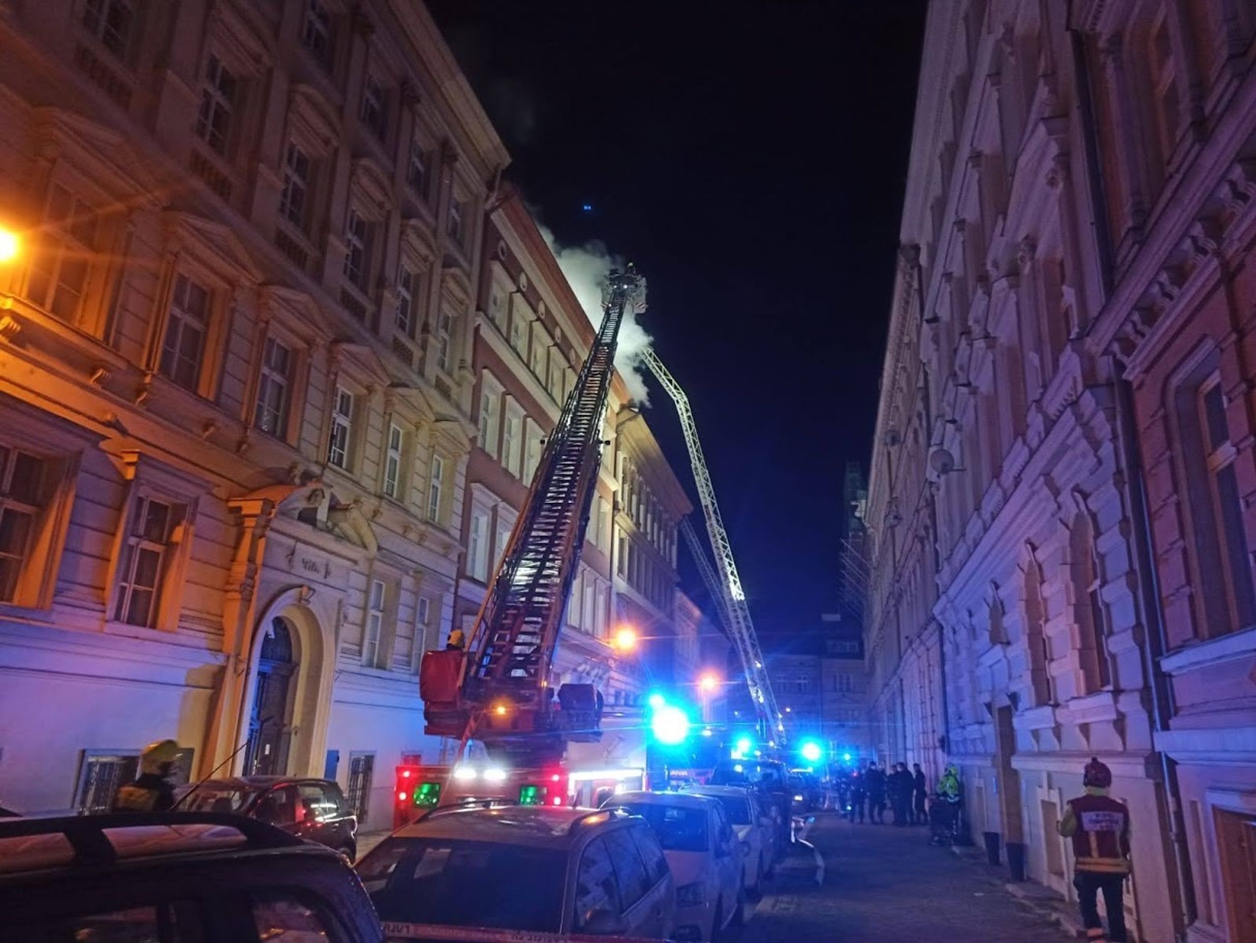 Požár střechy činžáku v Praze 5 - 4 - GALERIE: Požár zničil střechu činžáku v Praze 5 (1/5)