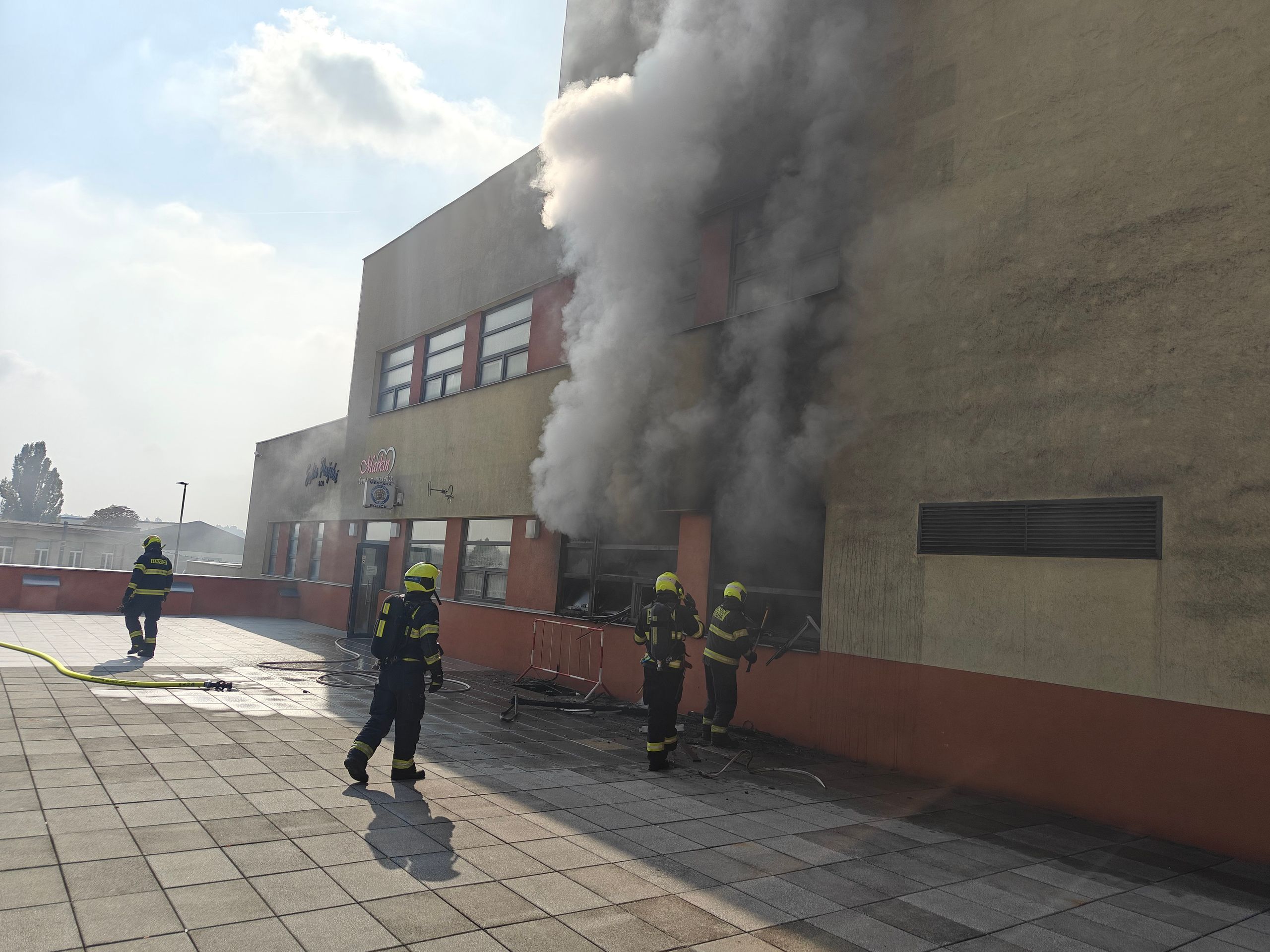 Požár samoobsluhy na sídlišti Dědina, Praha 6 - Požár samoobsluhy na sídlišti Dědina, Praha 6 (6/6)