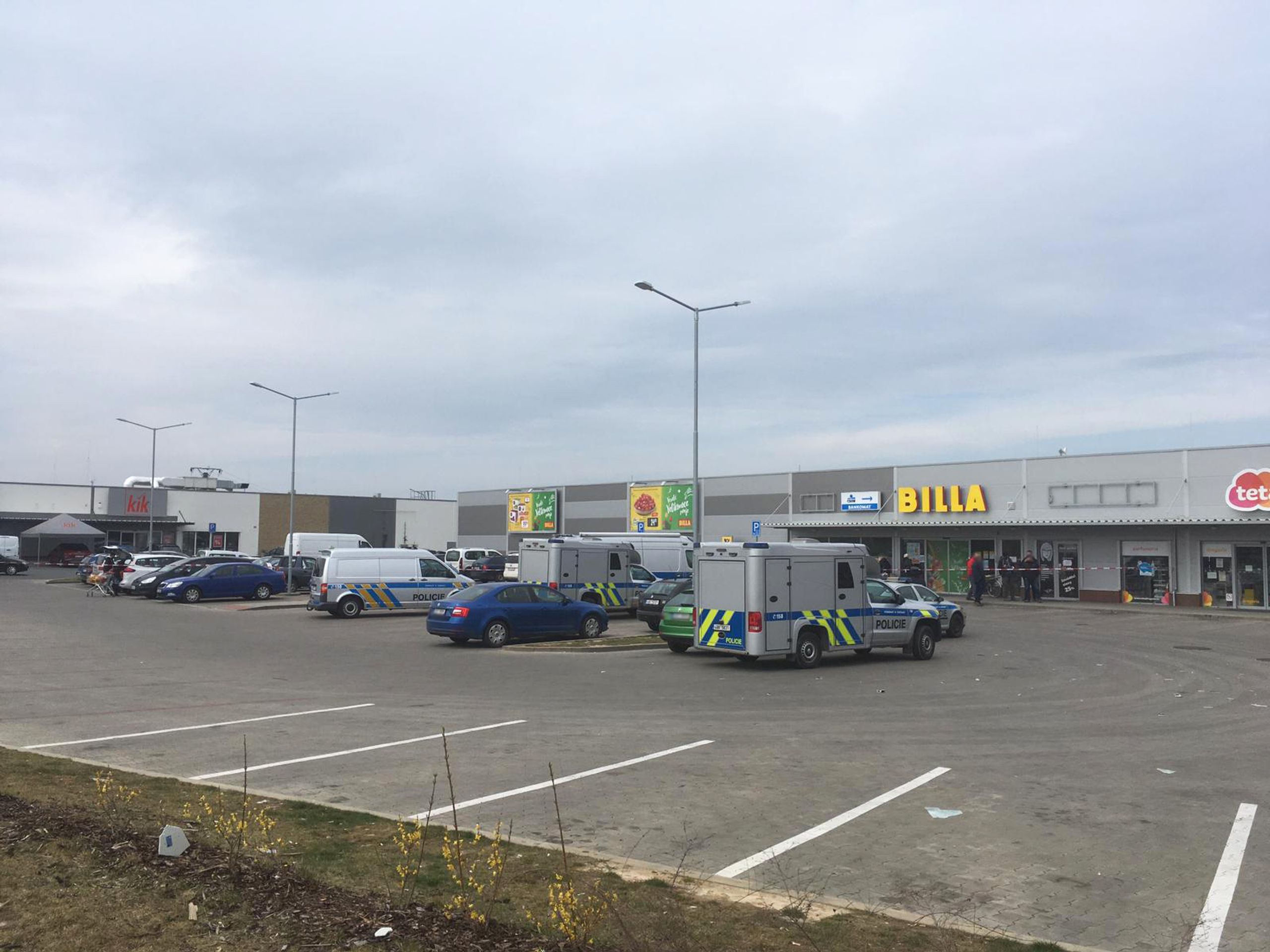 Krádež celého bankomatu v Šestajovicích - 1 - GALERIE: Zloději v Šestajovicích vytrhli celý bankomat ze zdi (1/4)