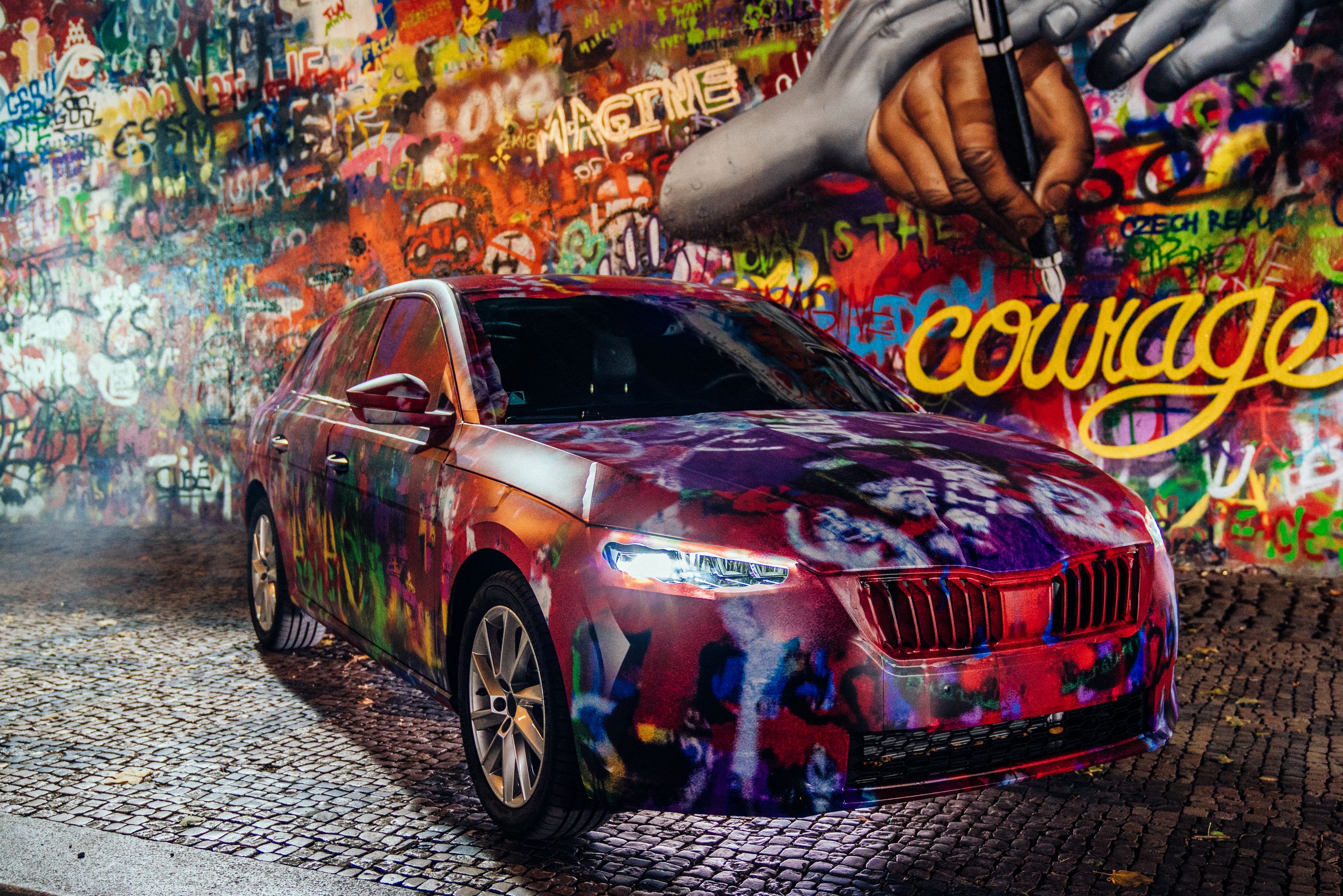 Škoda Scala s kamufláží ve stylu streetartu - Fotogalerie: Interiér a unikátní kamufláž nové Škody Scala (8/8)