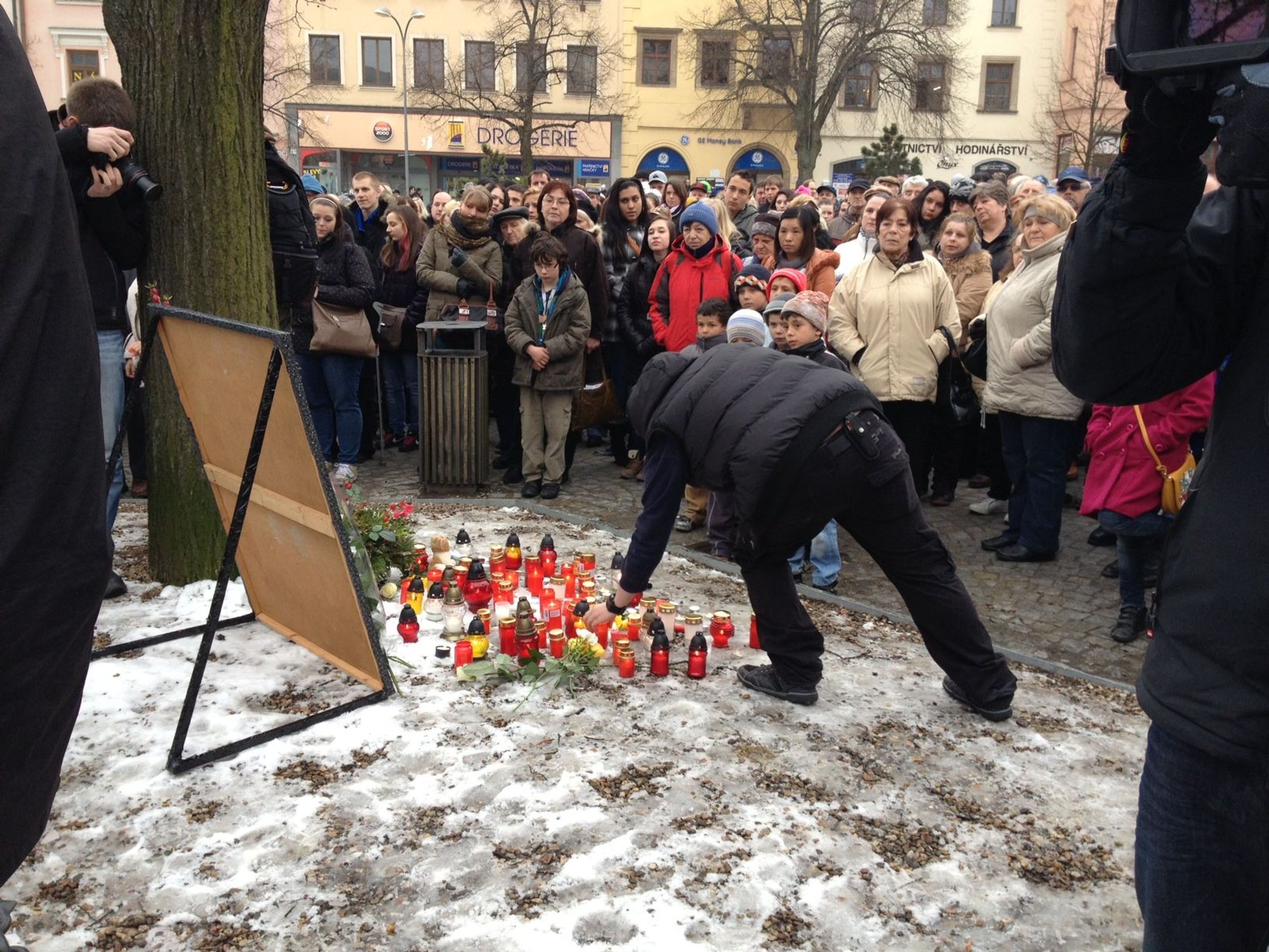 Pieta v Jihlavě - GALERIE: Pietní shromáždění k uctění památky zavražděné studentky Petry (16/18)