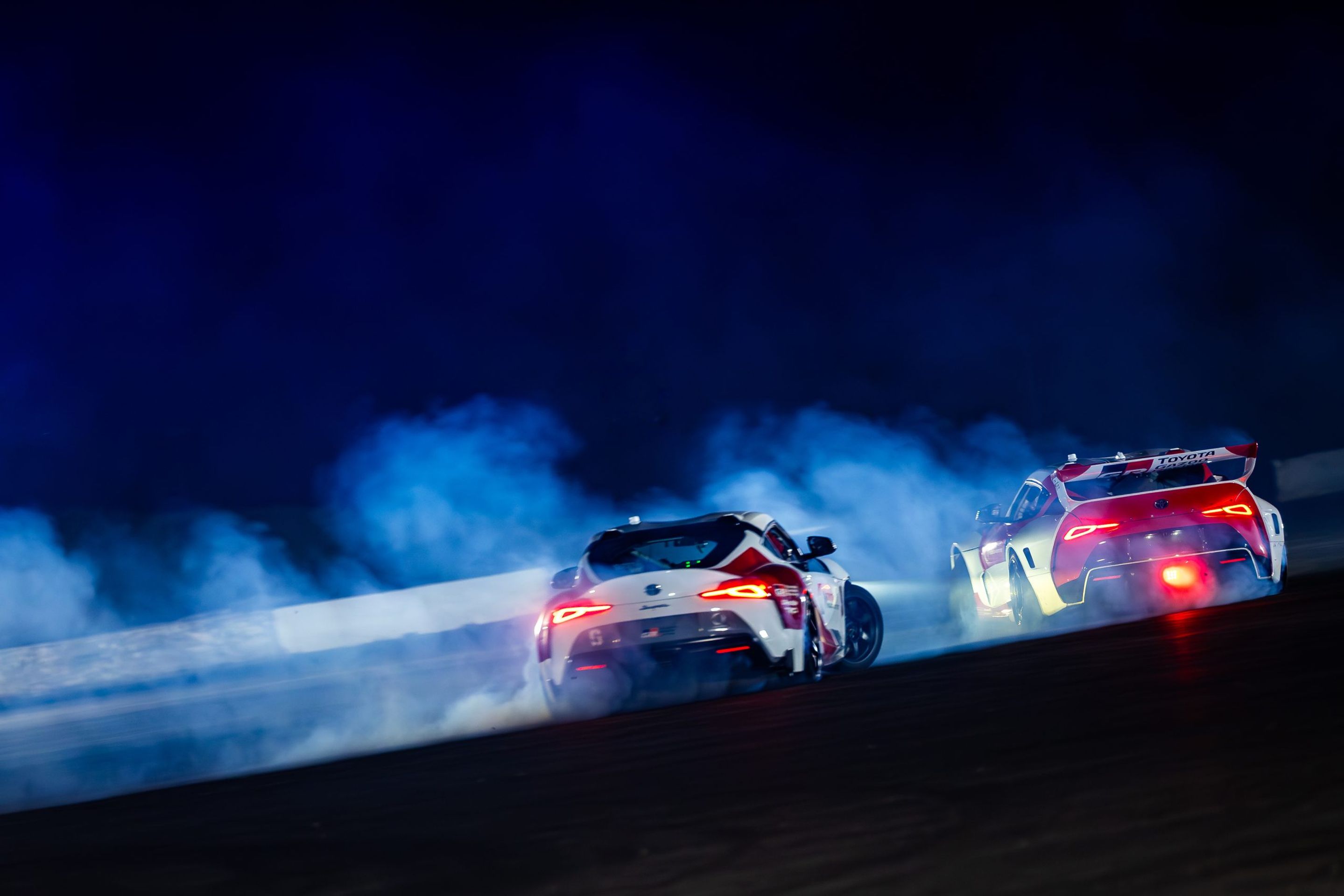 Toyoty GR Supra při autonomním tandemovém driftu - Ostré Toyoty GR Supra při autonomním tandemovém driftu (3/7)