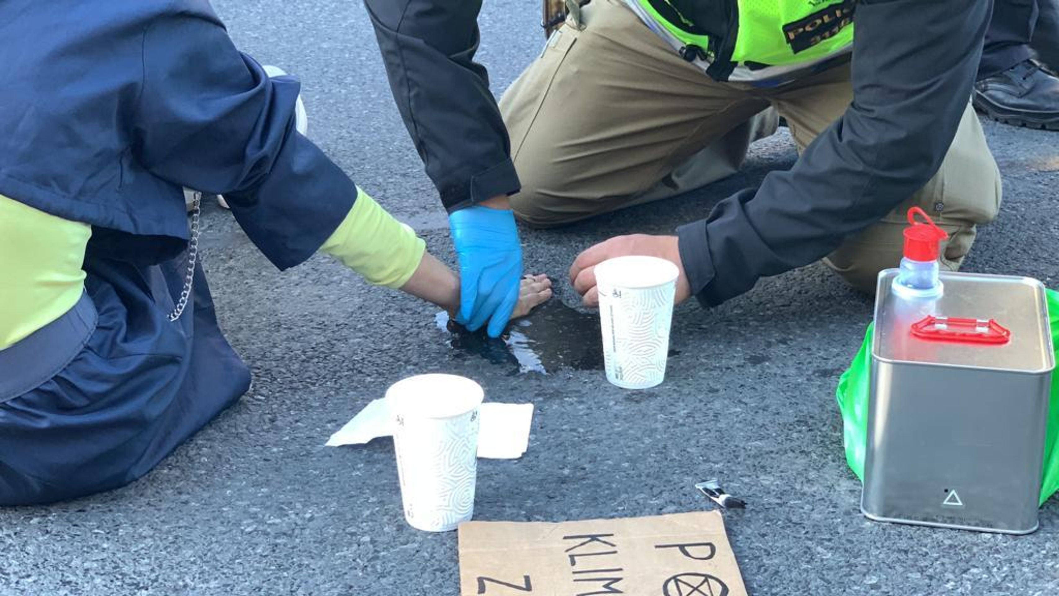 Demonstranti se k magistrále přilepili lepidlem - 2 - GALERIE: Demonstrace na magistrále v Praze (16/17)