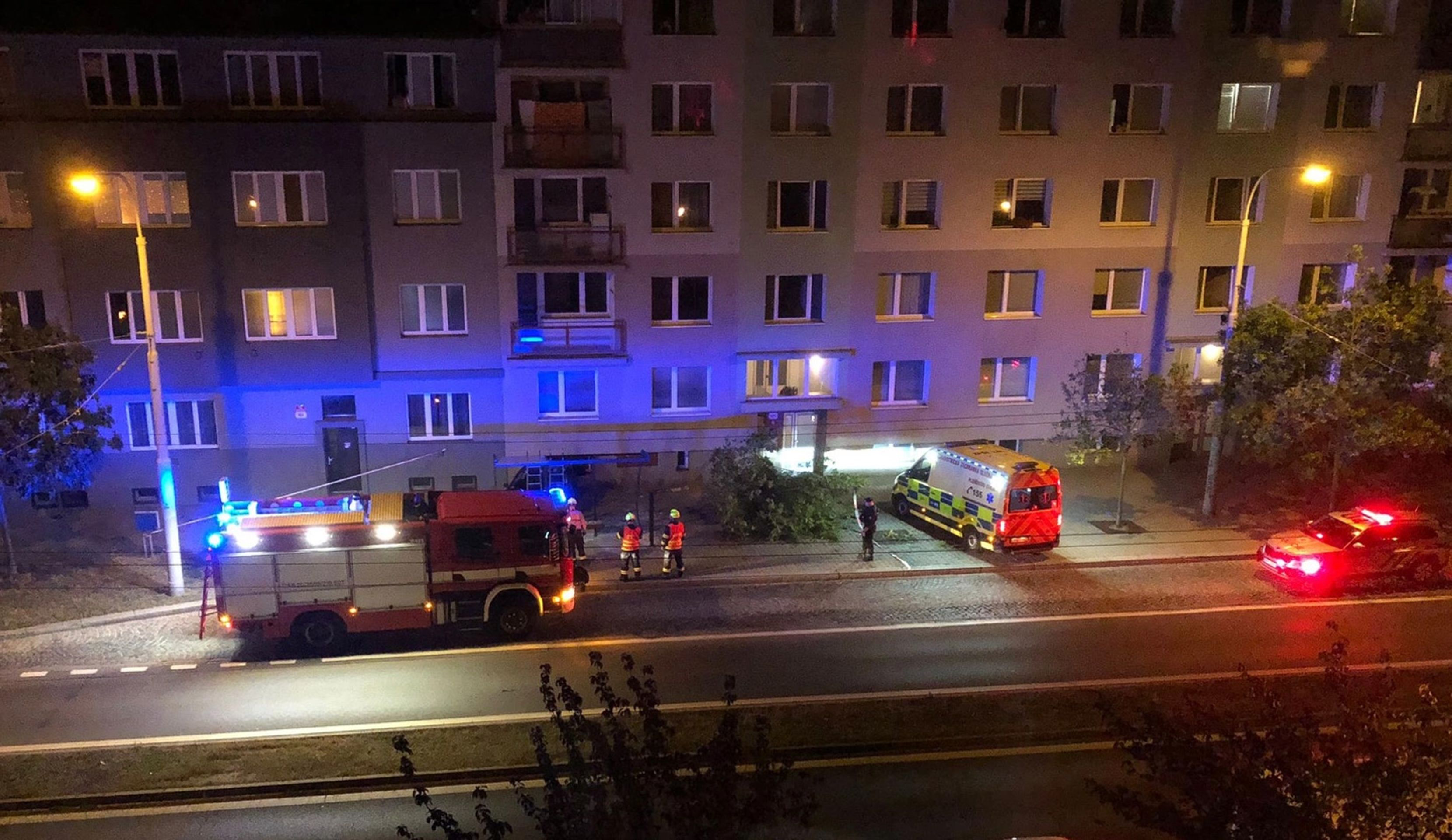 Opilý mladík najel autem do zastávky MHD (2) - Opilý mladík najel autem do zastávky MHD (3/6)