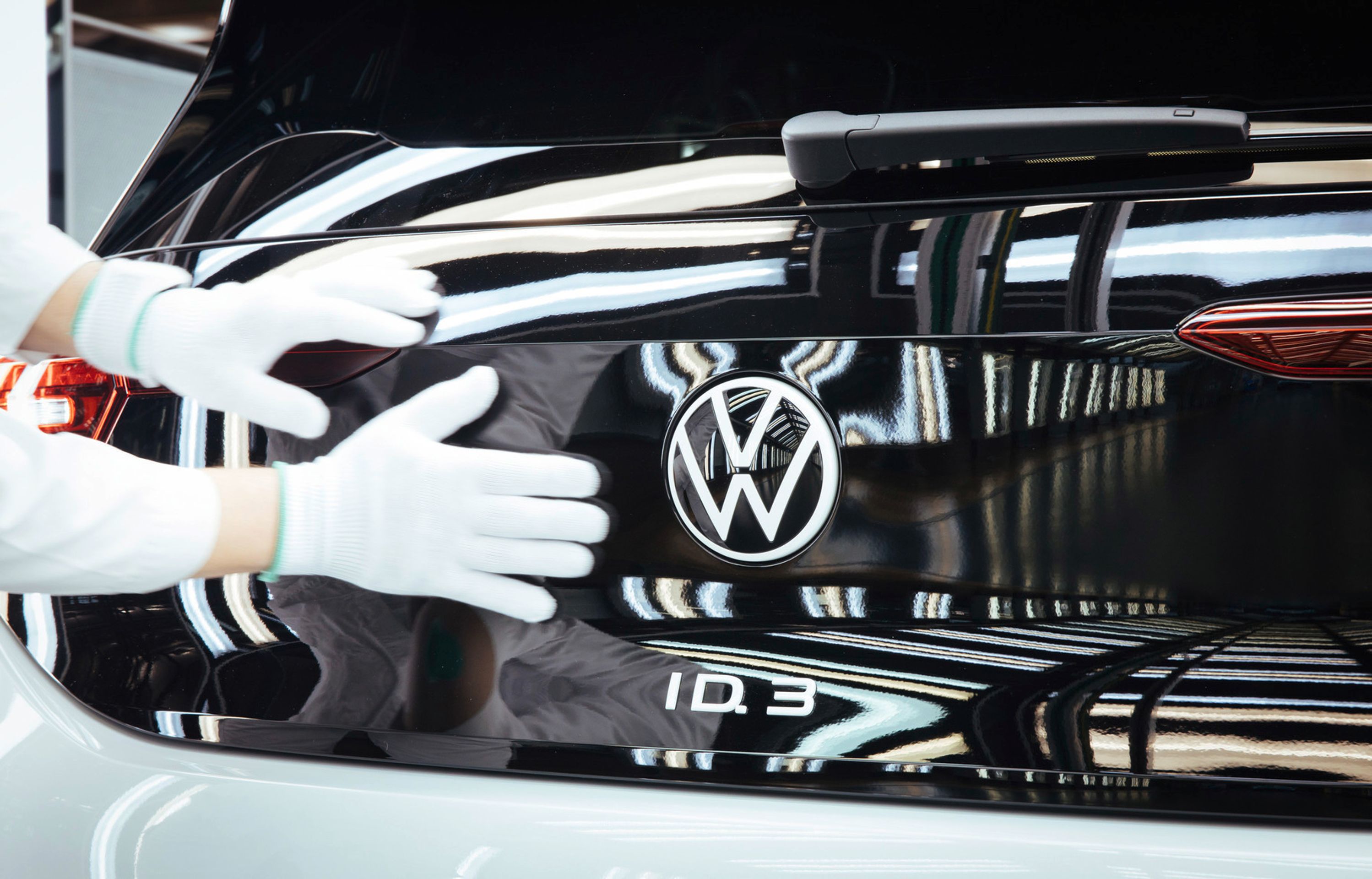 Voklswagen - Fotogalerie: Unikátní skleněná manufaktura na volkswageny (6/7)