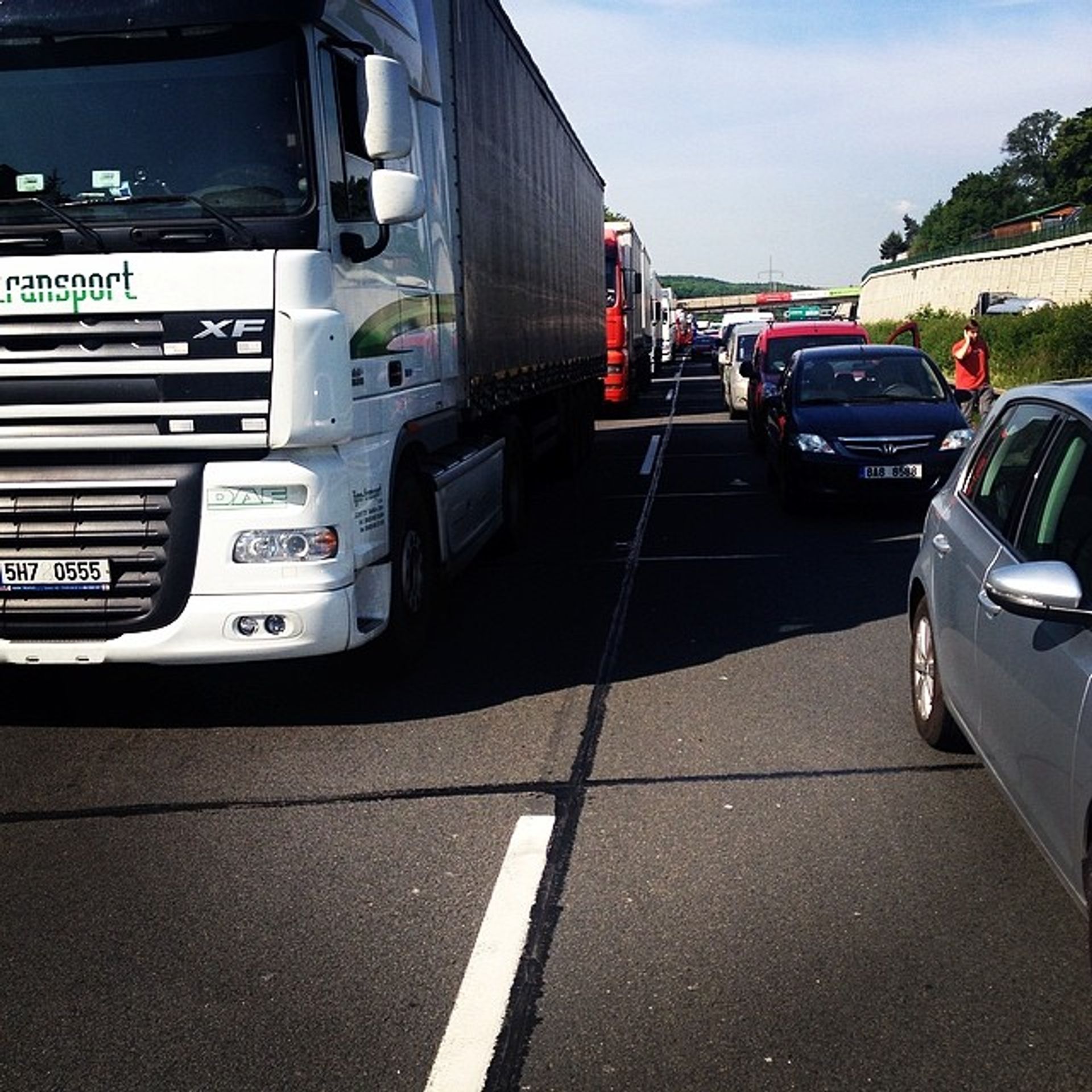 Kolona na dálnici D11 po nehodě tří kamionů - GALERIE: Nehoda na D11 u obce Jirny (3/3)