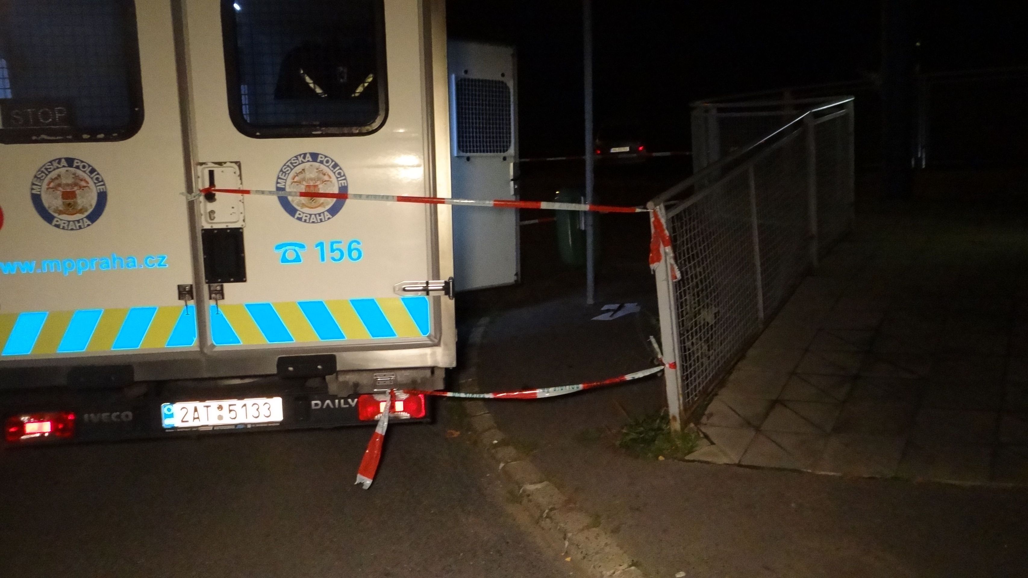 Policistům a strážníkům se venku před záchytkou podařilo agresora odzbrojit a zkrotit - GALERIE: Muž s nožem napadl na záchytce policisty (1/4)