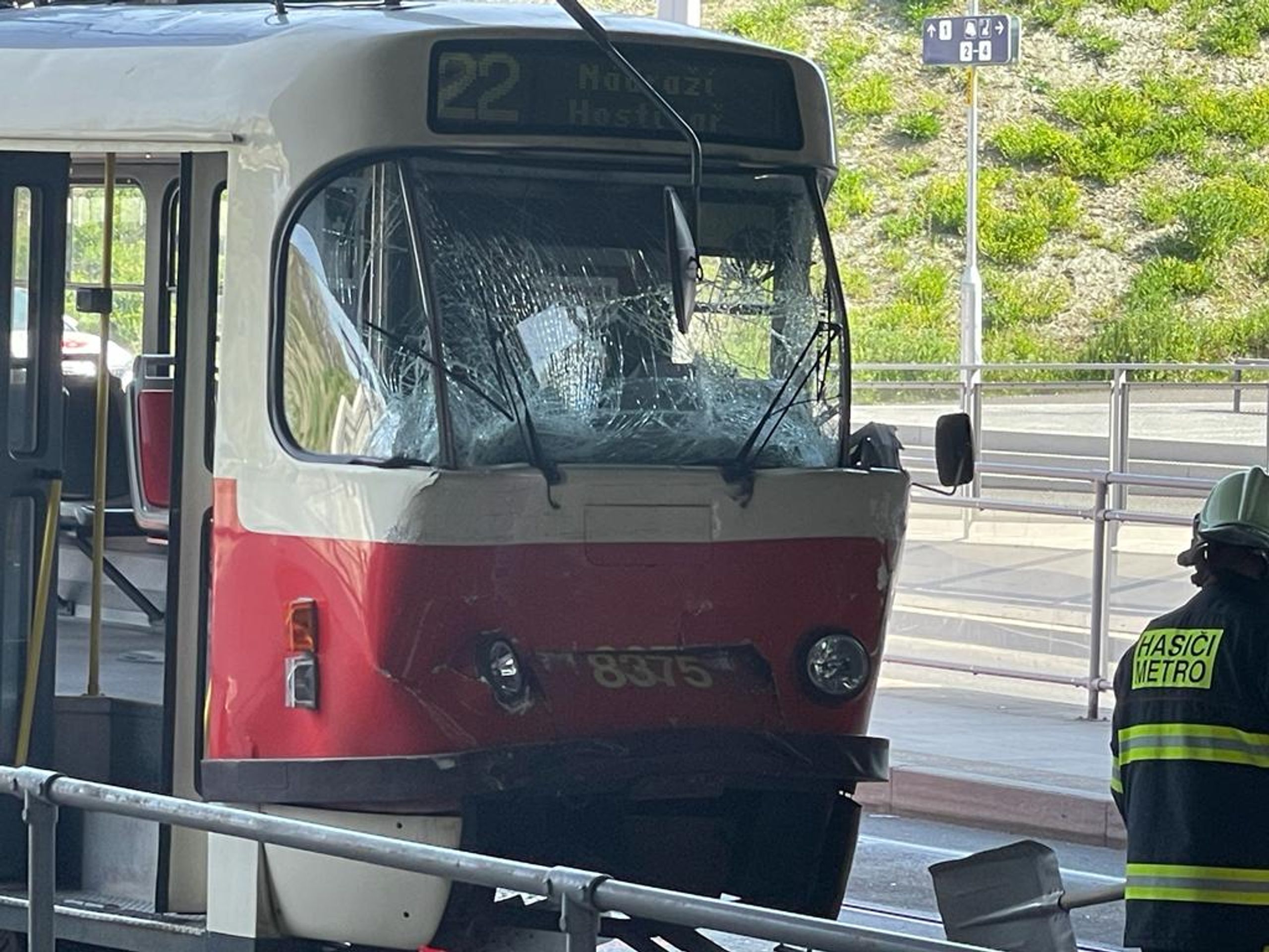 Nehoda tramvaje a autobusu v Praze - Nehoda tramvaje a autobusu v Praze (1/12)