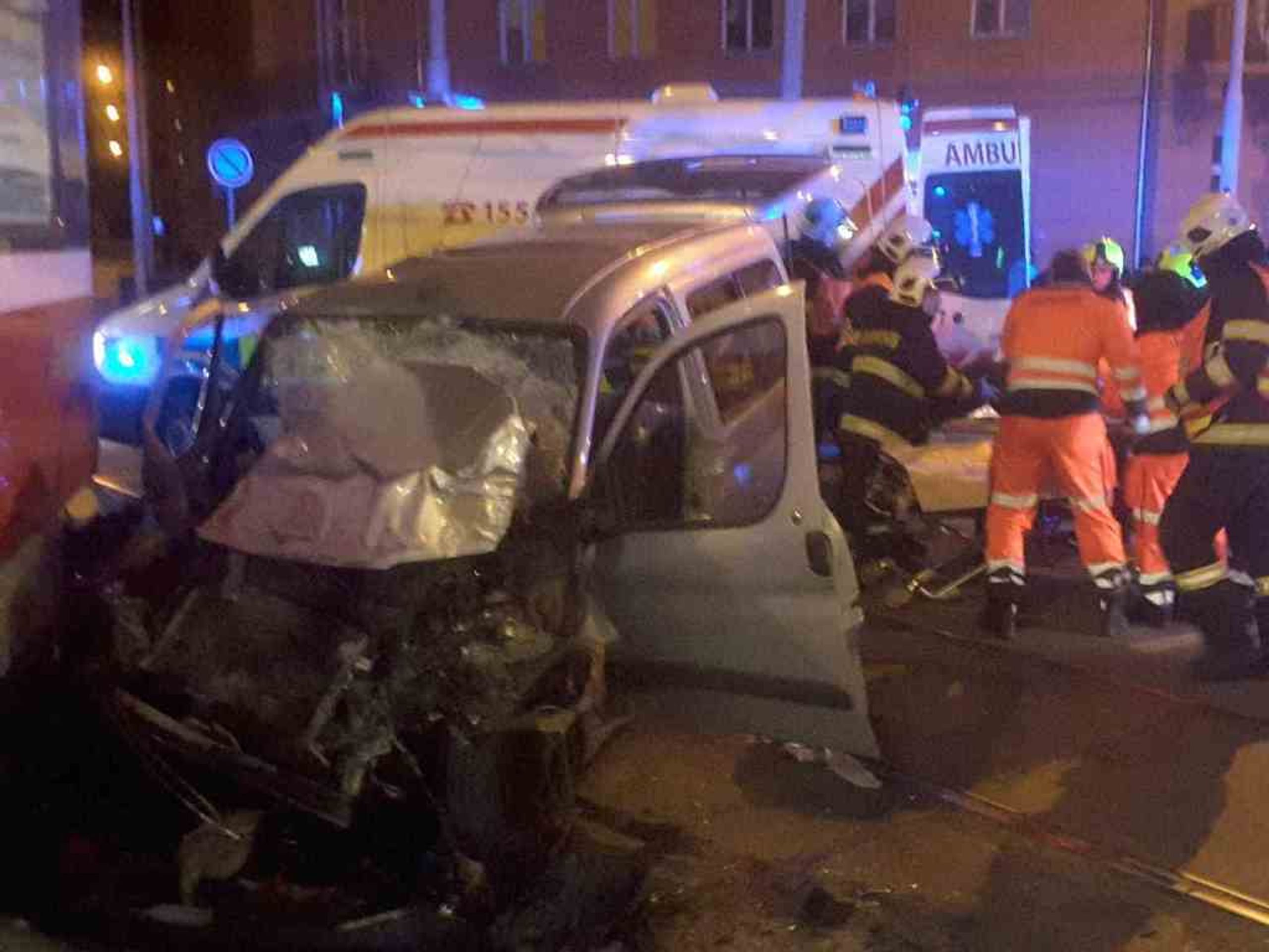 Nehoda auta a tramvaje v Brně - 2 - GALERIE: Srážka tramvaje a auta v Brně (1/5)