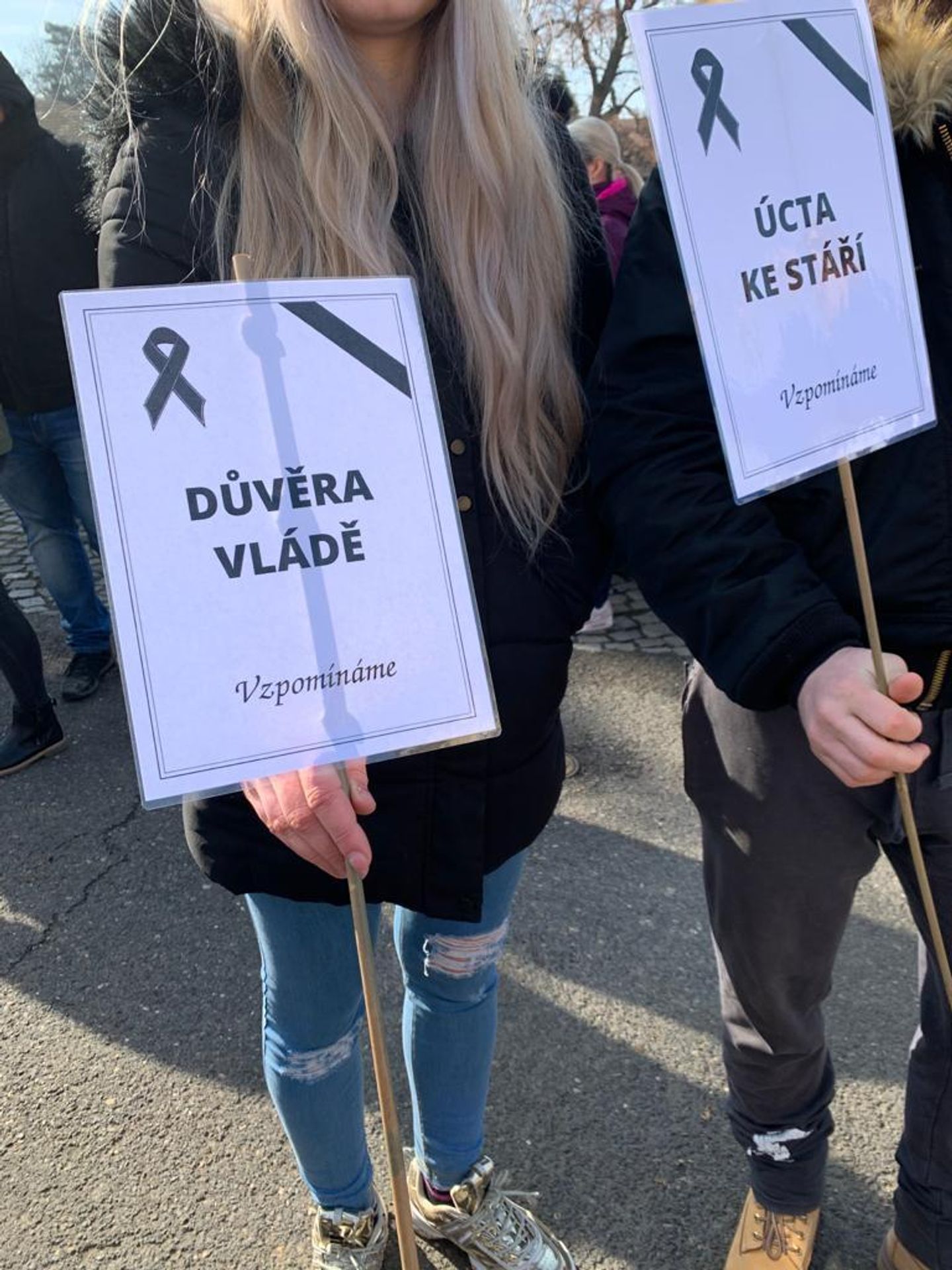 K domu ministra Jana Hamáčka se vydali demonstranti - 1 - GALERIE: K domu ministra Hamáčka se vydali demonstranti (4/4)