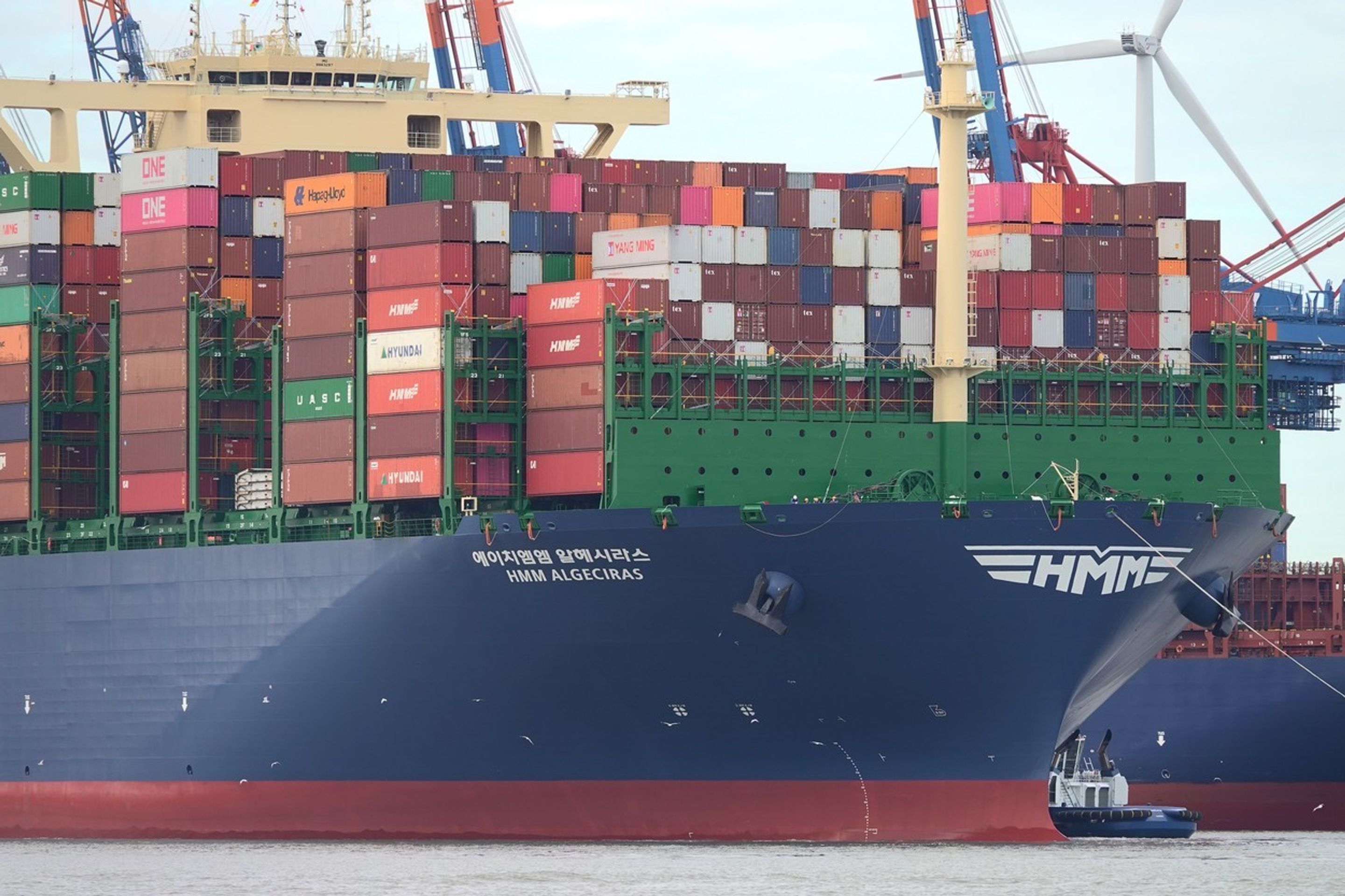 Největší kontejnerová loď světa HMM Algeciras připlula do Hamburku - 4 - GALERIE: Největší kontejnerová loď světa HMM Algeciras připlula do Hamburku (1/4)