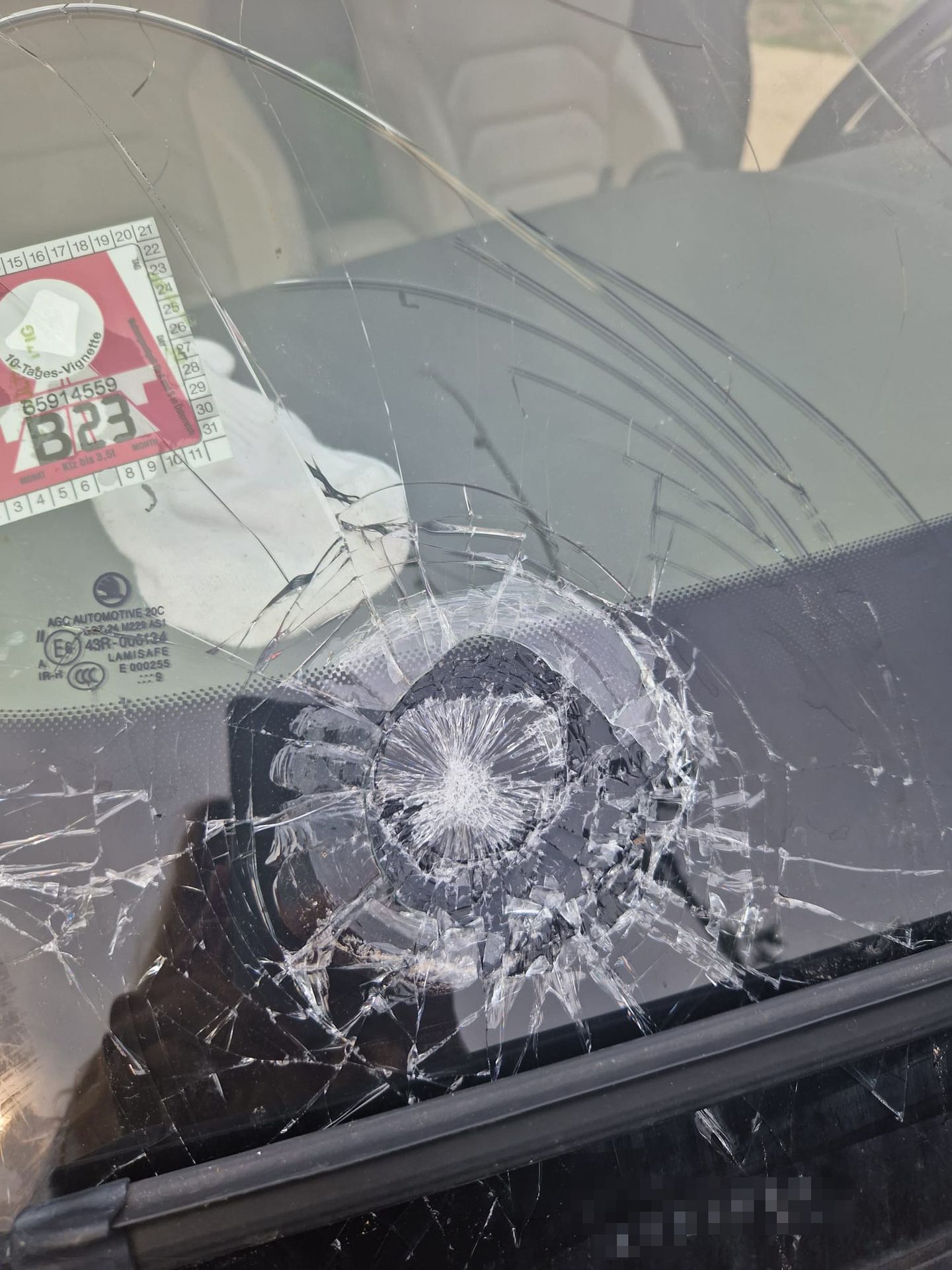 Kroupy v Itálii (4) - České rodině zničily auto kroupy (2/8)