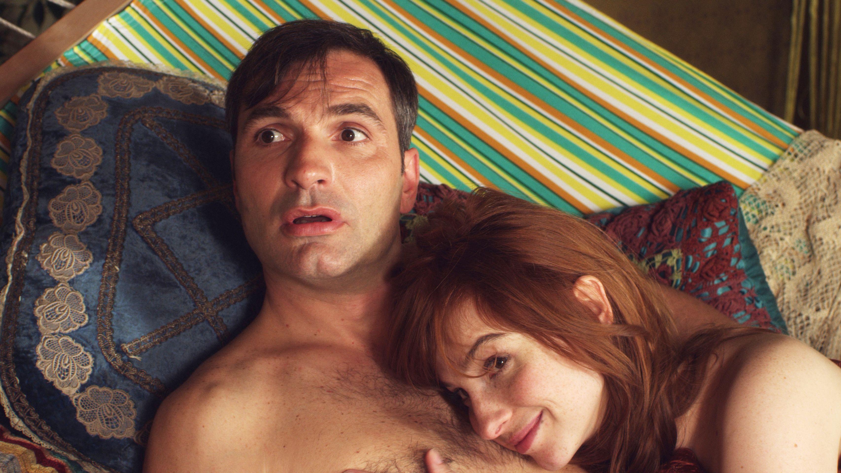 Snímek z komedie Muži v naději: Jiří Macháček a Éva Vica Kerekes - FOTOGALERIE: Žhavé postelové scény z filmu Muži v naději (5/5)