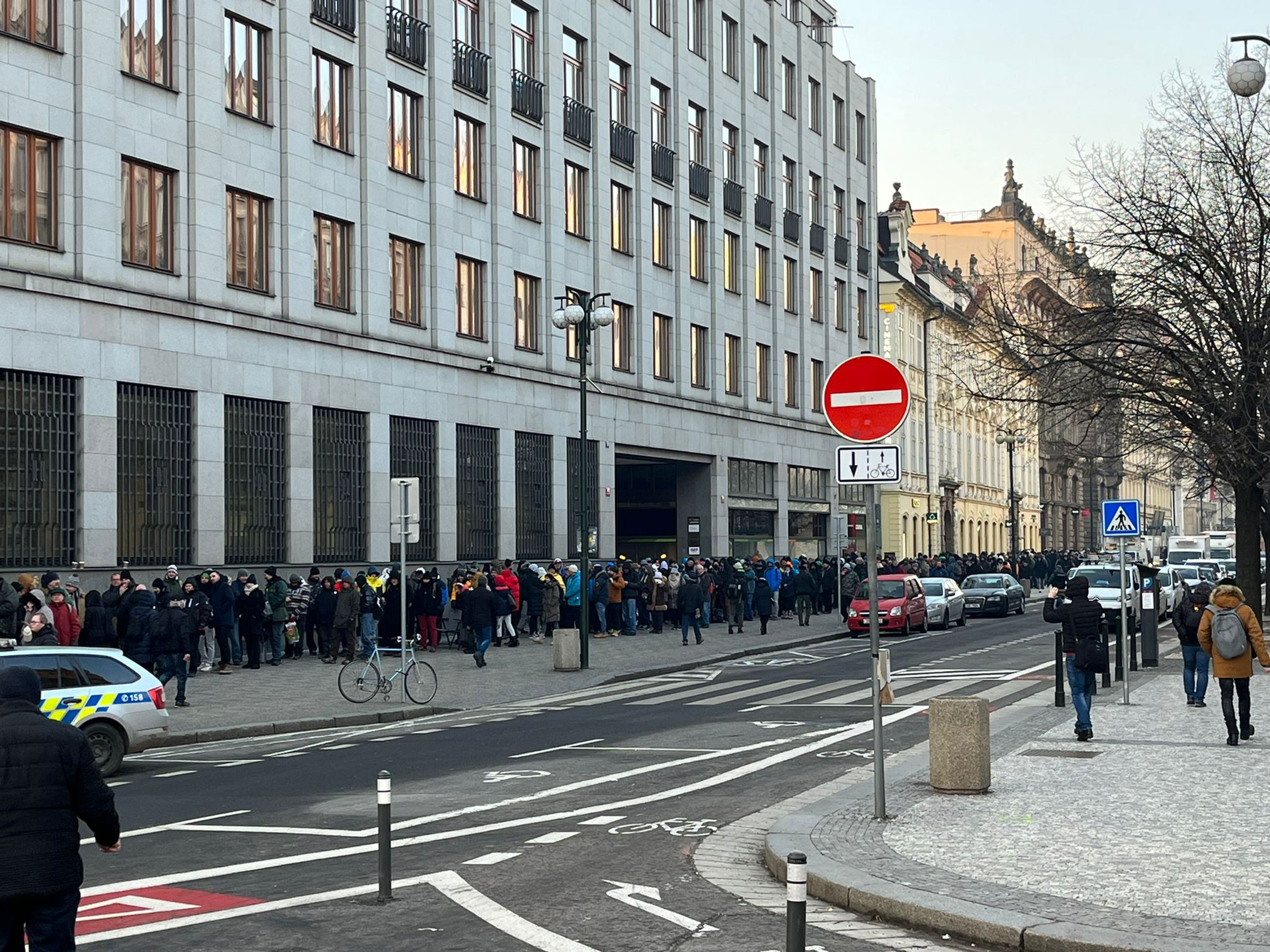 Fronta před ČNB (2) - Fronta před ČNB (3/11)