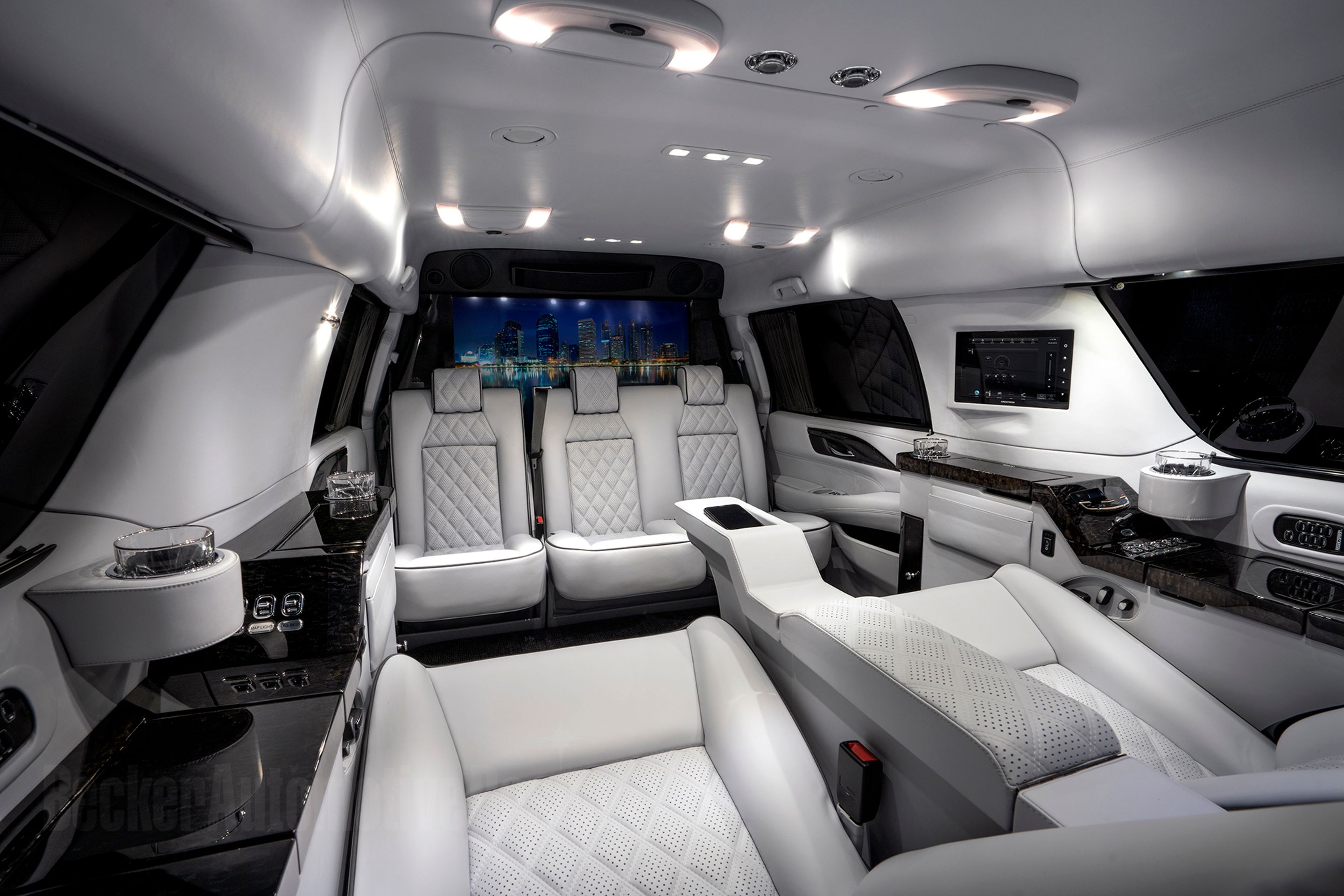 Sylvester Stallone prodává luxusní Cadillac Escalade ESV - 25 - Fotogalerie: Stallone prodává luxusní limuzínu, sám ji navrhoval (14/15)