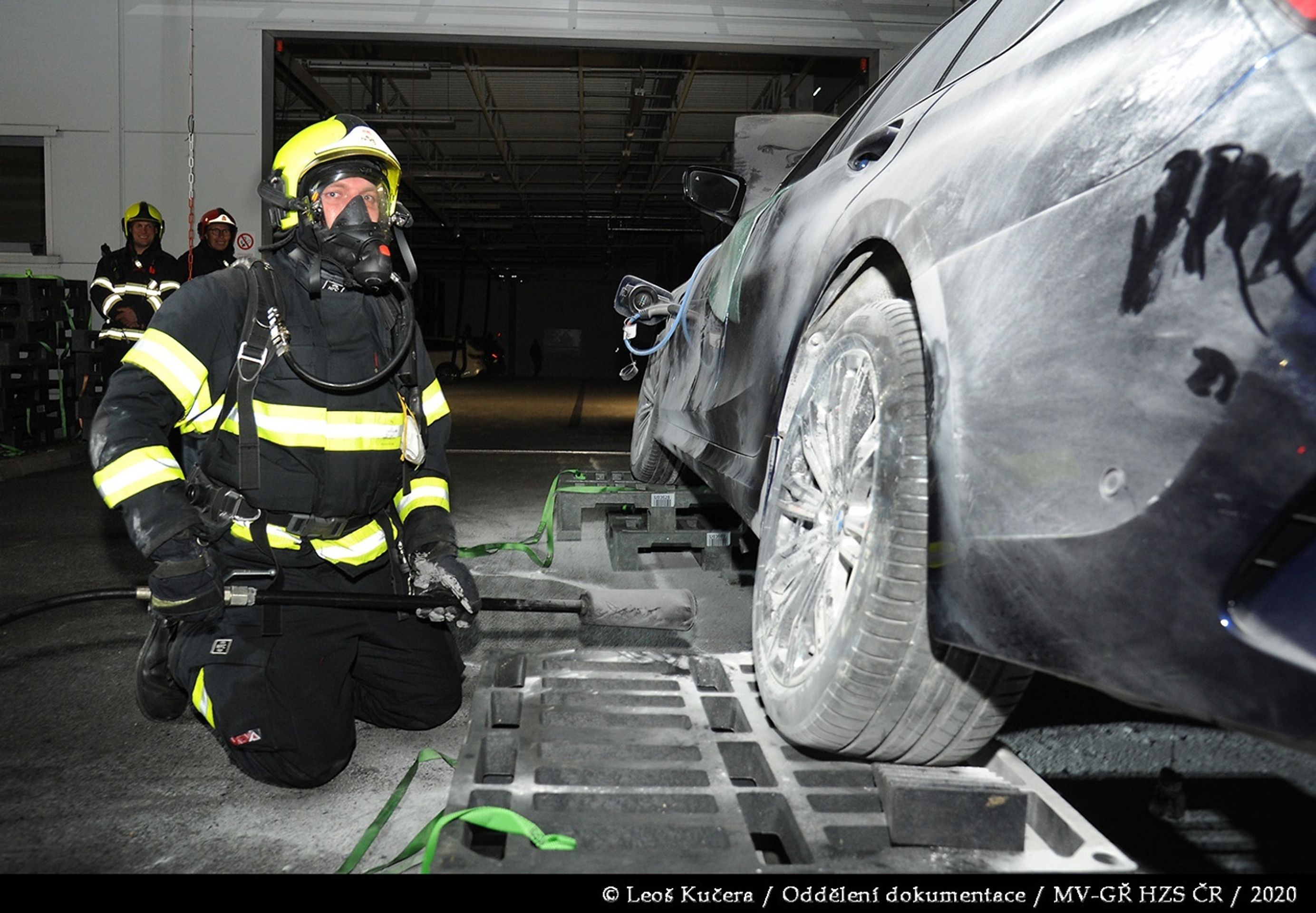 Požár luxusního hybridu v Čestlicích - 24 - Fotogalerie: Hybridní BMW je po požáru v servisu kompletně zničené (1/13)