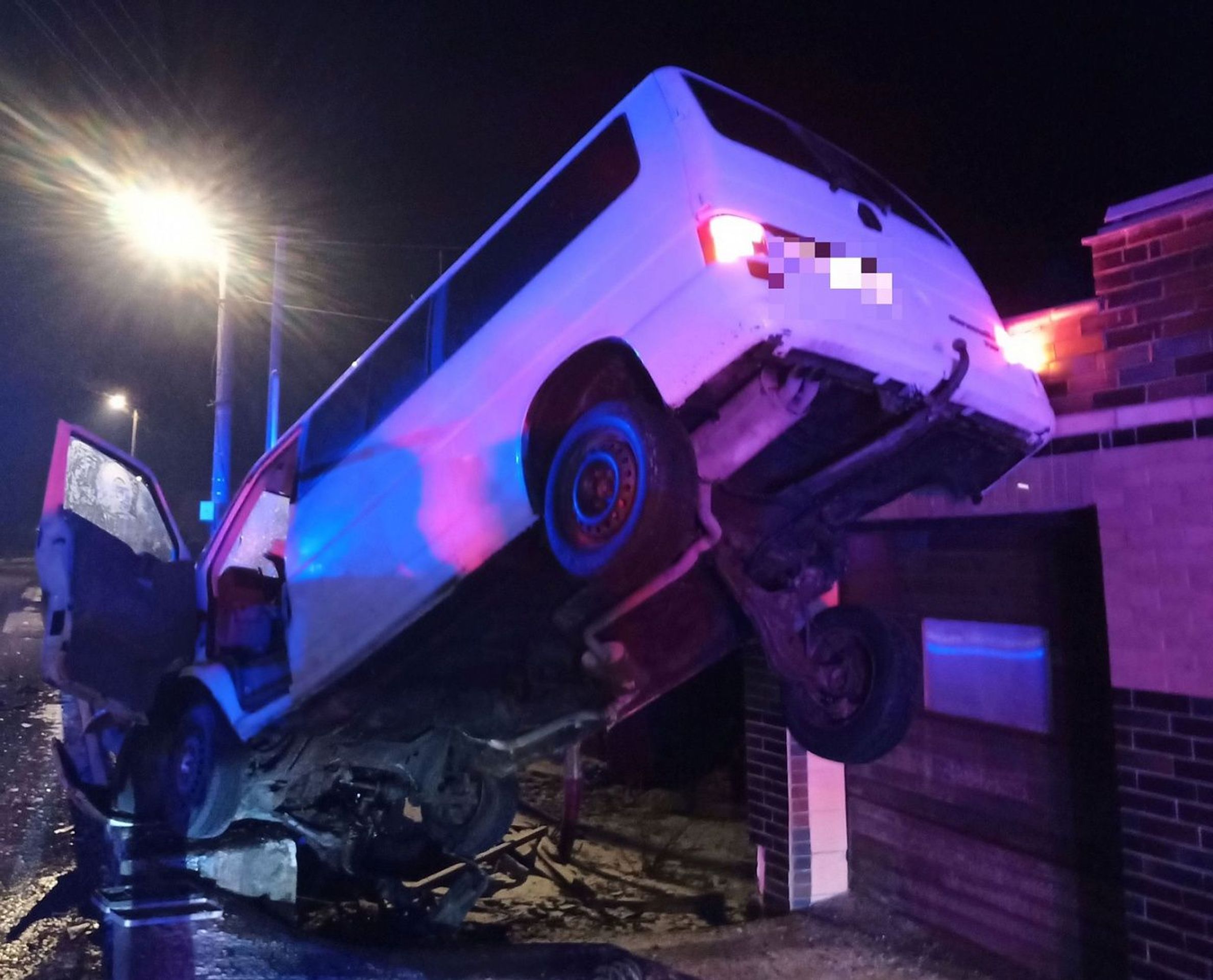 Auto v zábradlí na Zlínsku - Dodávka po nehodě trčela k nebi (2/3)