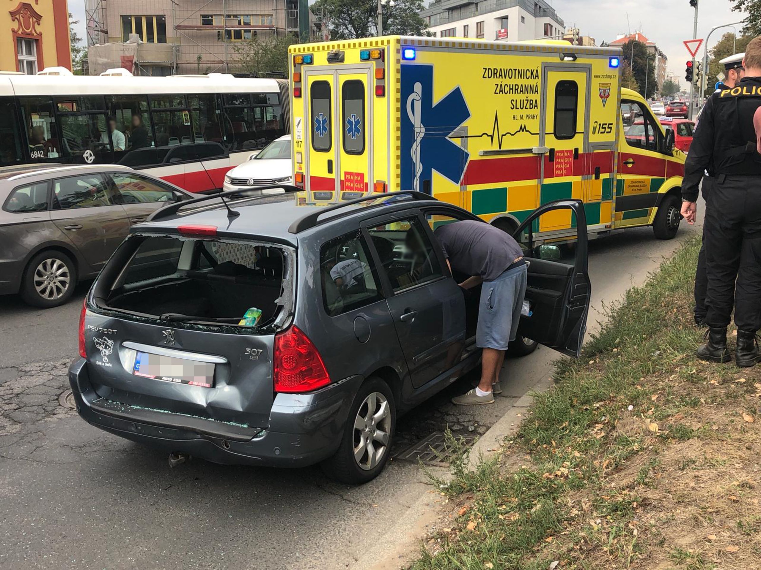 Nehoda autobusu a auta na křižovatce Ruská x Bělocerkevská - 4 - GALERIE: Nehody na Vysočanské a ve Vršovicích (11/11)