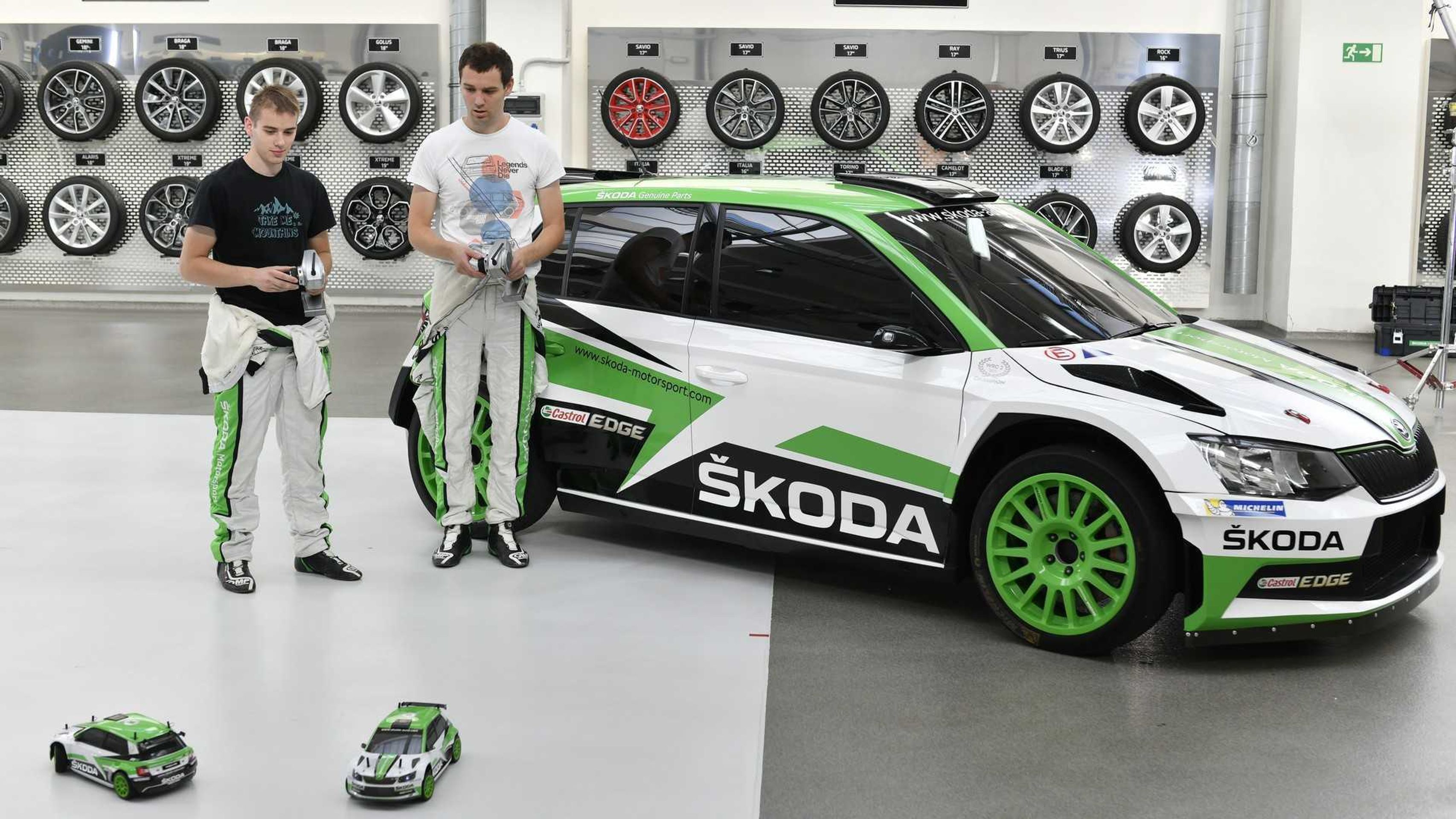 Závodní modely v továrně Škody - 16 - Fotogalerie: Závodní Fabie R5 se prohání továrnou Škody (16/16)