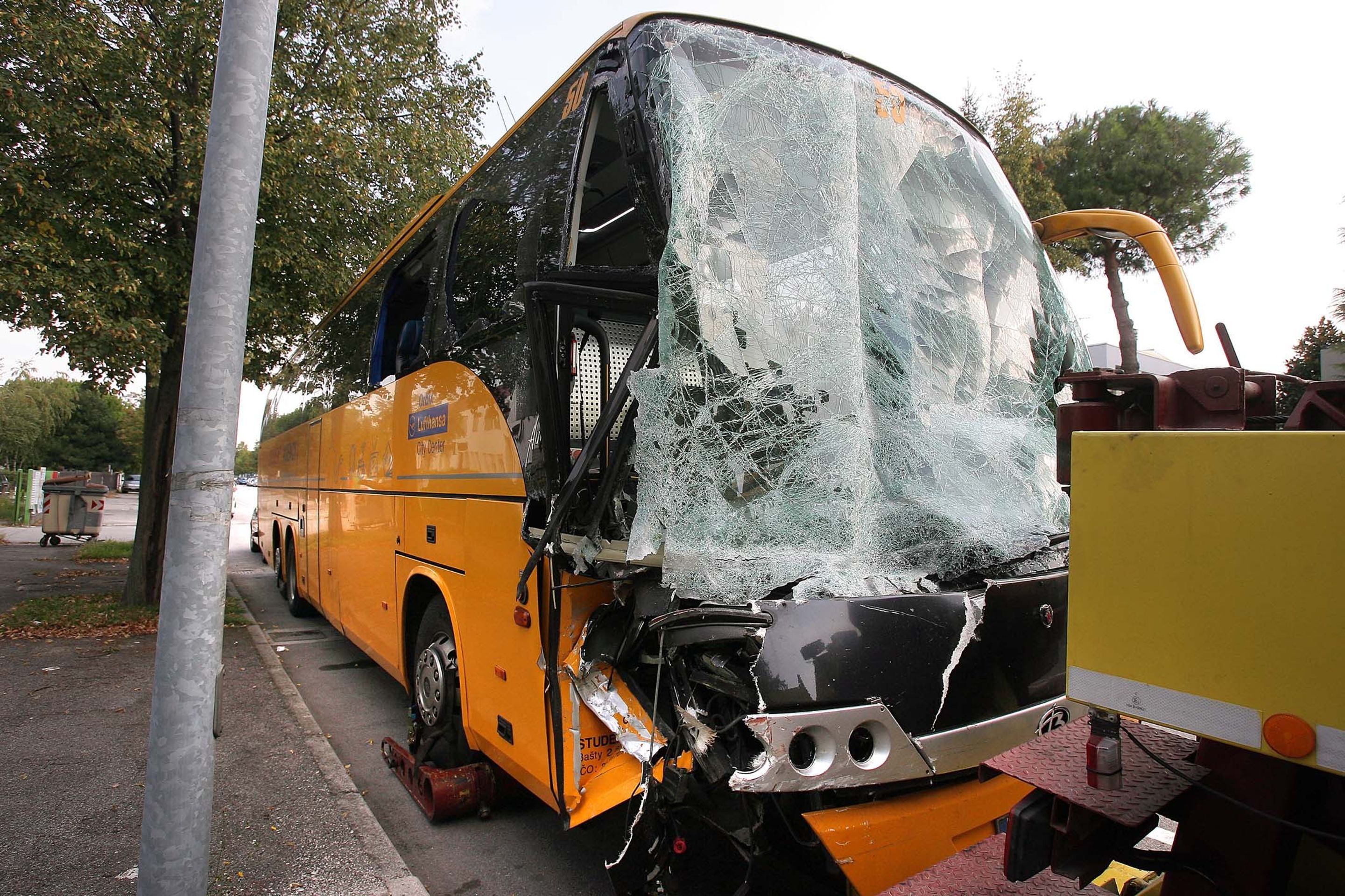 Autobus Student Agency po havárii v Itálii - GALERIE: Autobus Student Agency havaroval v Itálii (6/7)