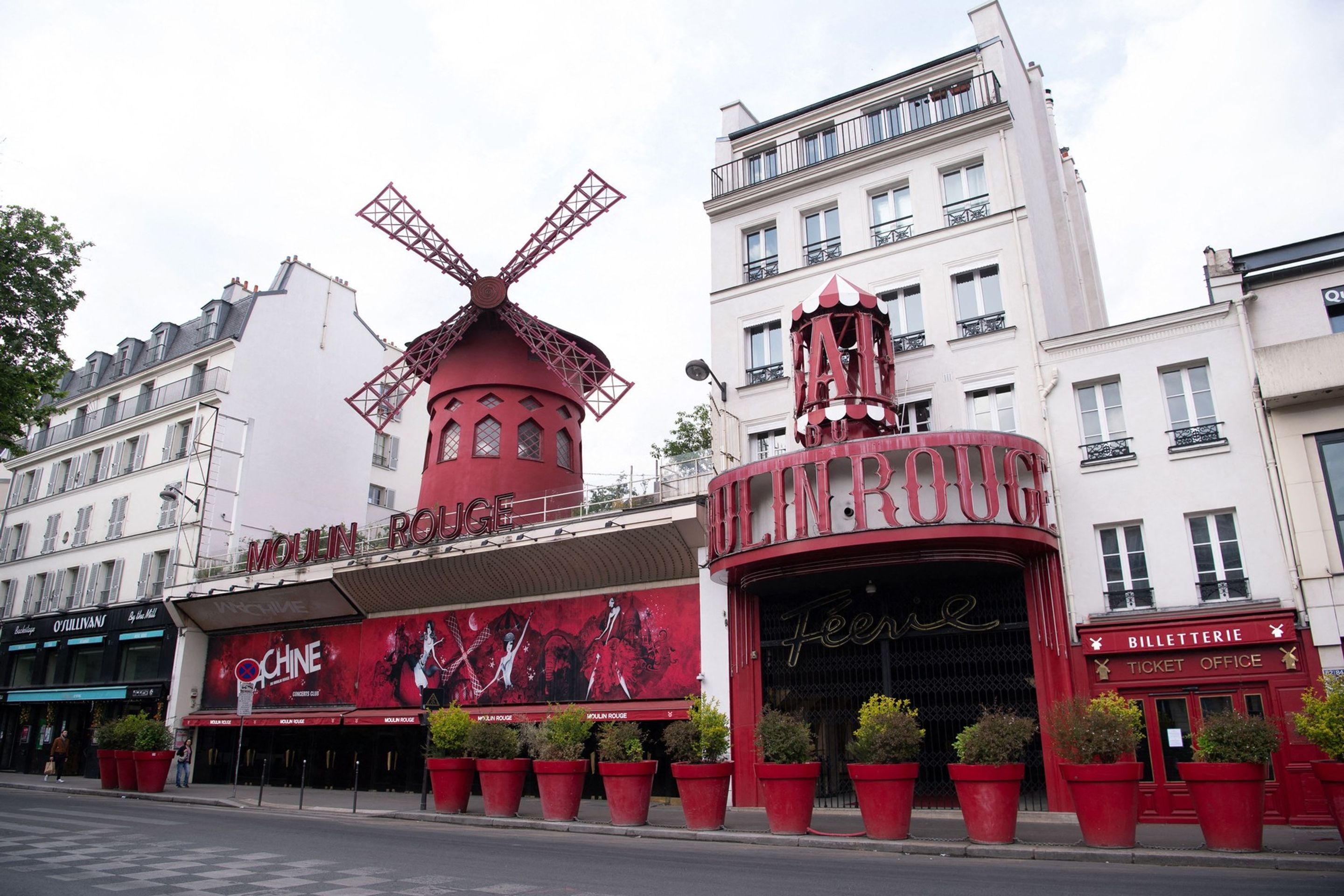 Větrný mlýn nad pařížským kabaretem Moulin Rouge - Větrný mlýn nad pařížským kabaretem Moulin Rouge přišel o svá křídla (4/4)