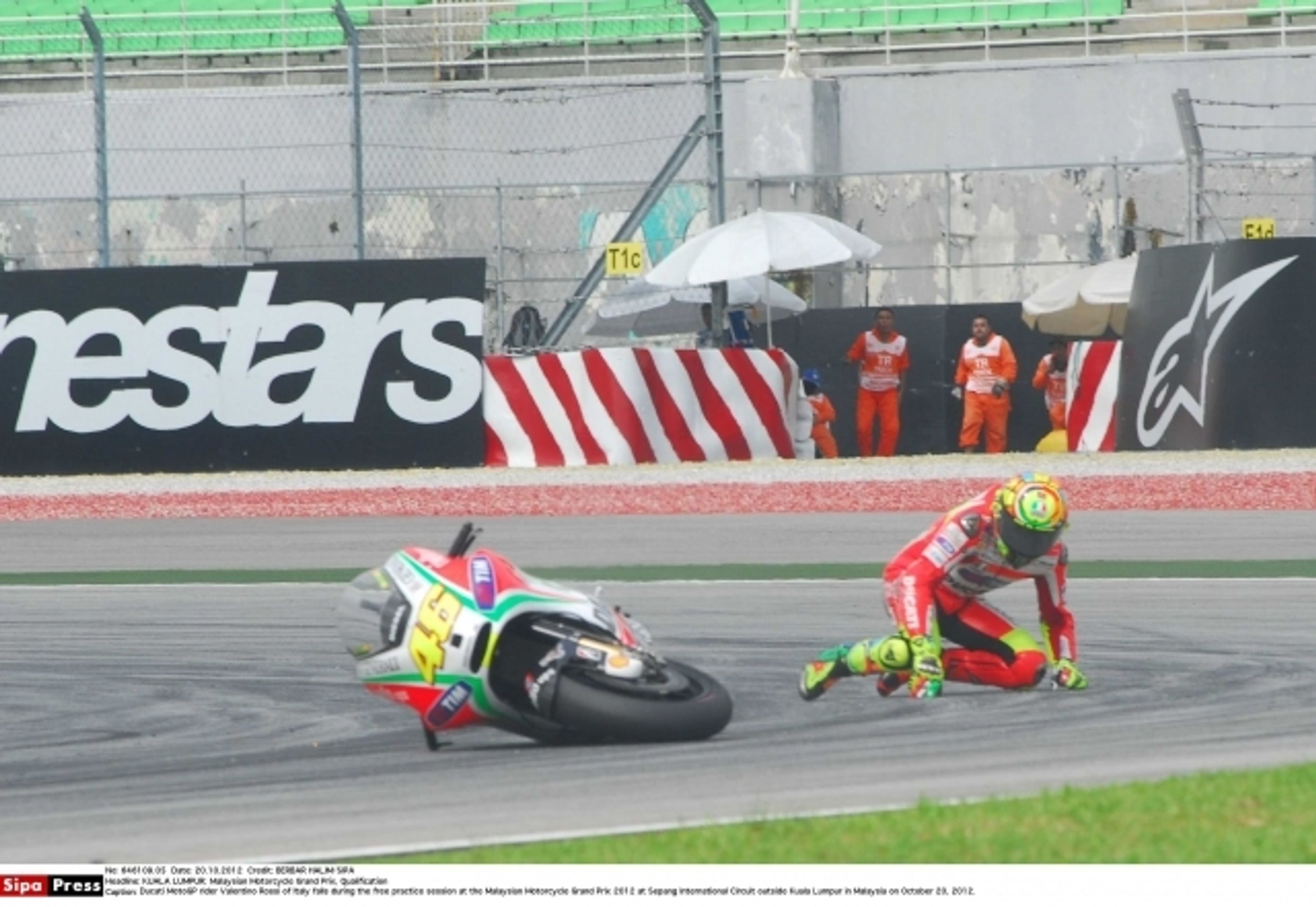 Valentino Rossi - pád v Sepangu - 7 - GALERIE: Valentino Rossi, Sepang - pád v tréninku (6/9)