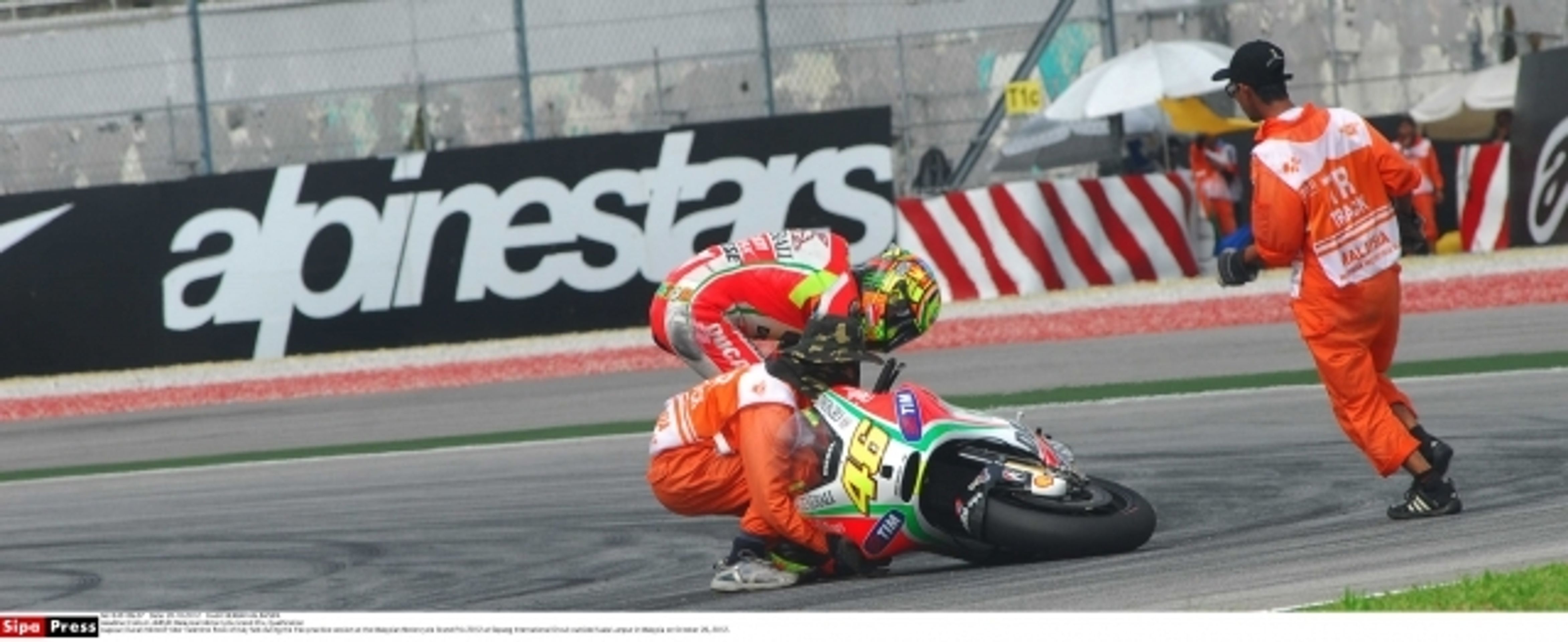 Valentino Rossi - pád v Sepangu - 3 - GALERIE: Valentino Rossi, Sepang - pád v tréninku (9/9)