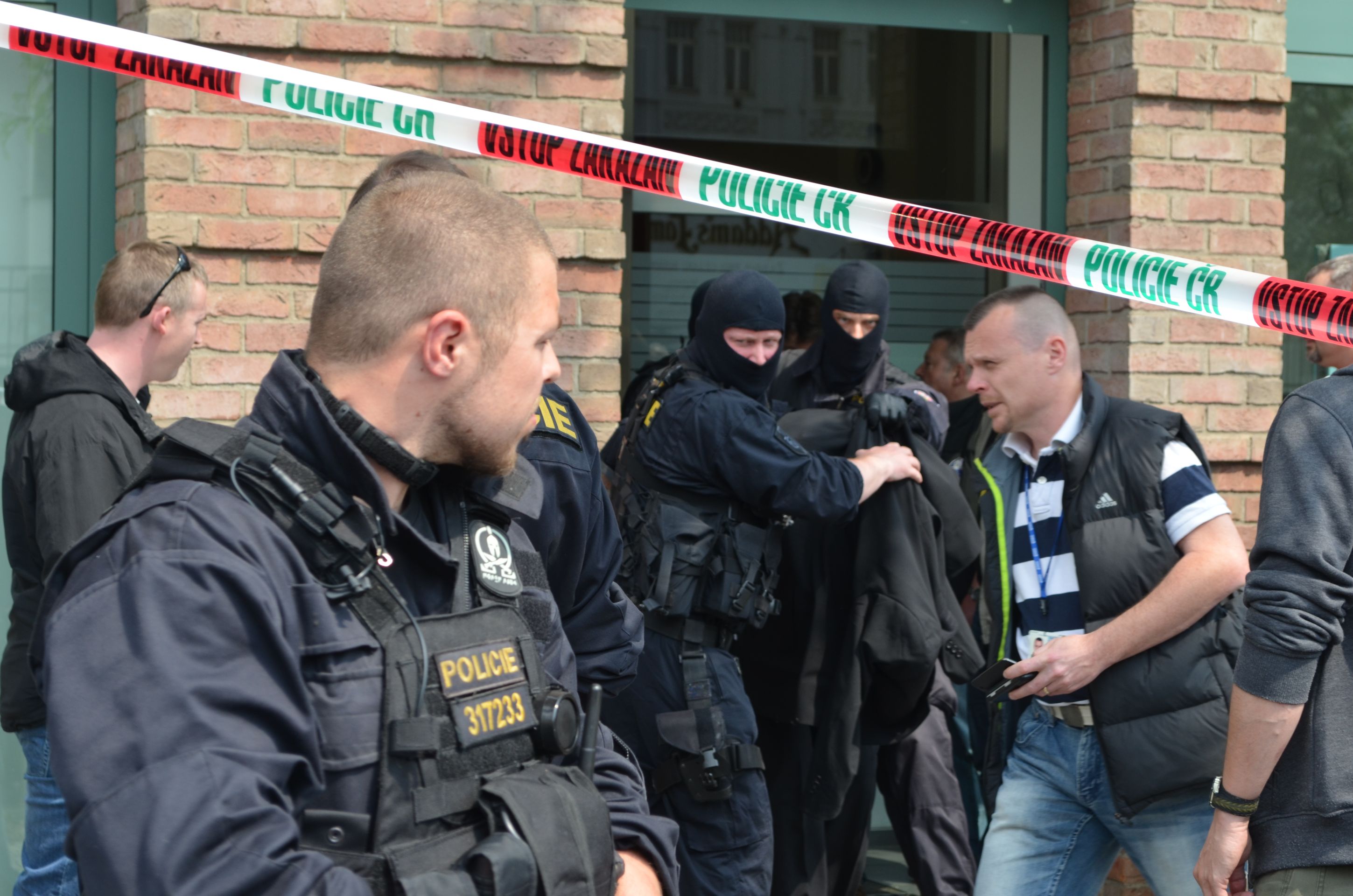 Přepadená banka v ulici Na Slupi - GALERIE: Lupič přepadl banku v Praze, zadrželi ho policisté (2/4)