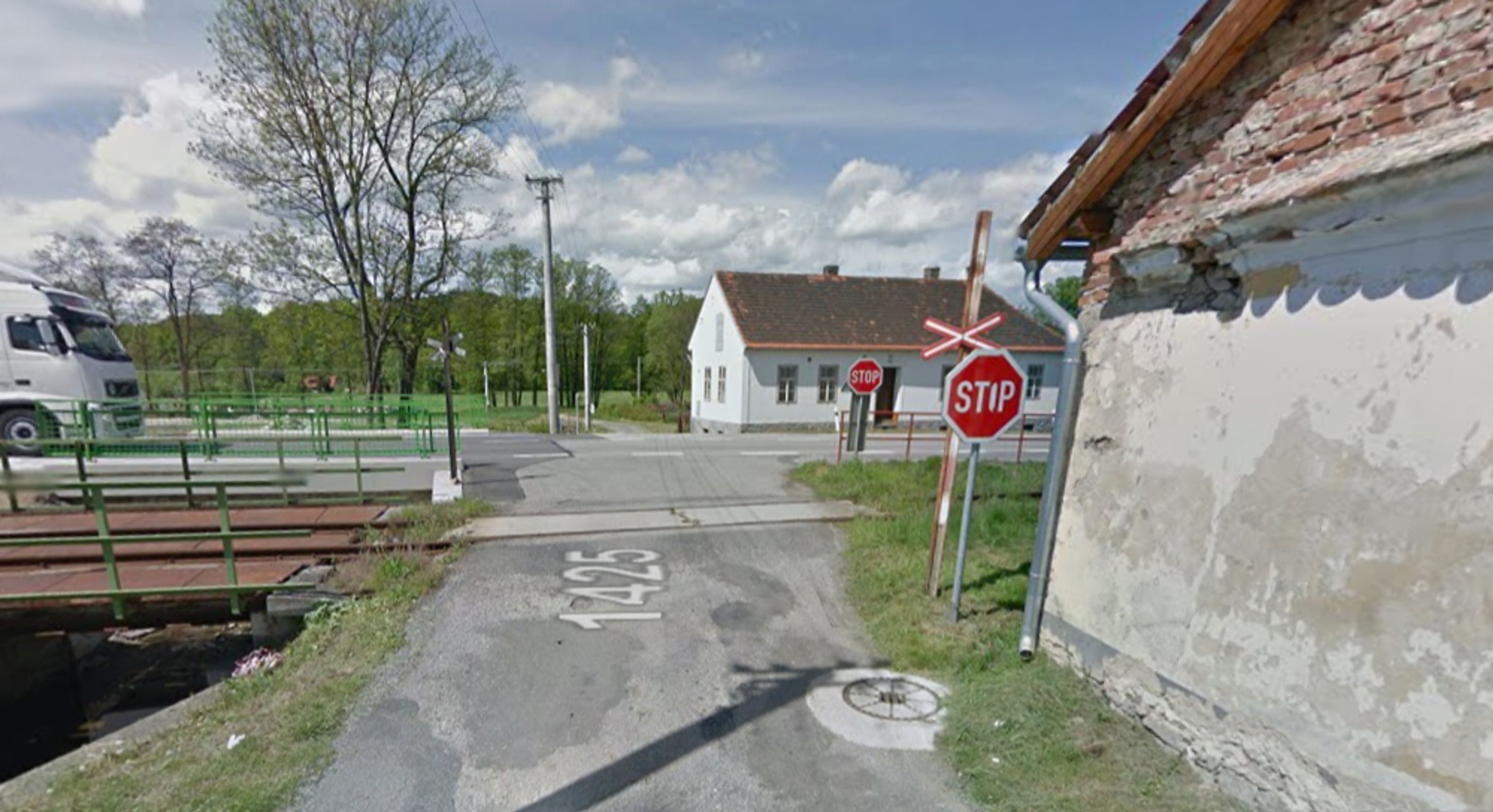 Nebezpečné přejezdy: P 959, Strakonice - Volary, Jihočeský kraj - přejezd bez světel, ŘEŠENÍ: se závorami. DŮVOD: Nepřehledné křížení u obce Přechovice, v těsné blízkosti křižovatka - GALERIE: Nebezpečné přejezdy - Jihočeský kraj (2/18)