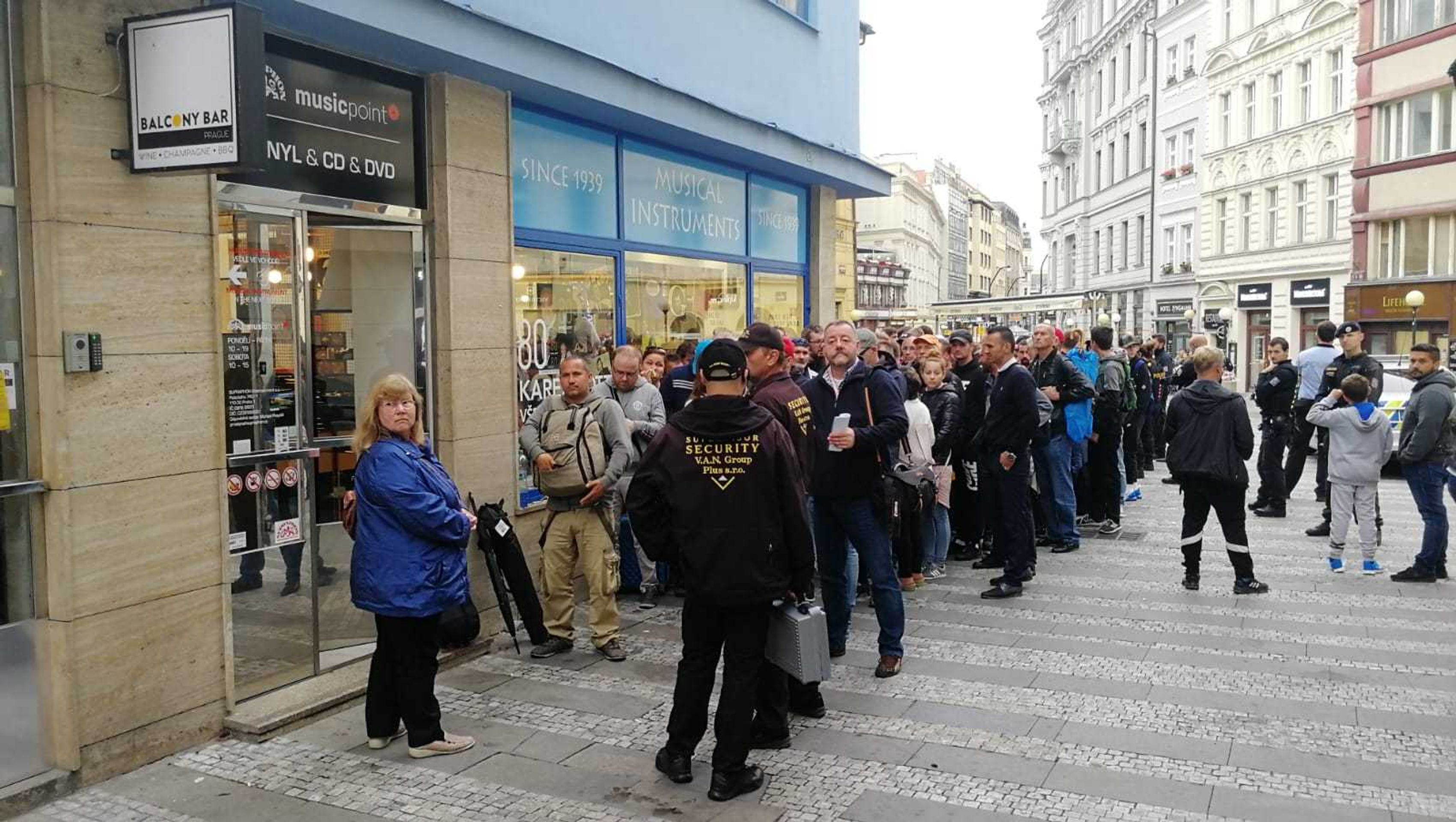 Fronta na bankovku je stále delší - 1 - GALERIE: Lidé čekají na bankovku s Gottem (15/15)