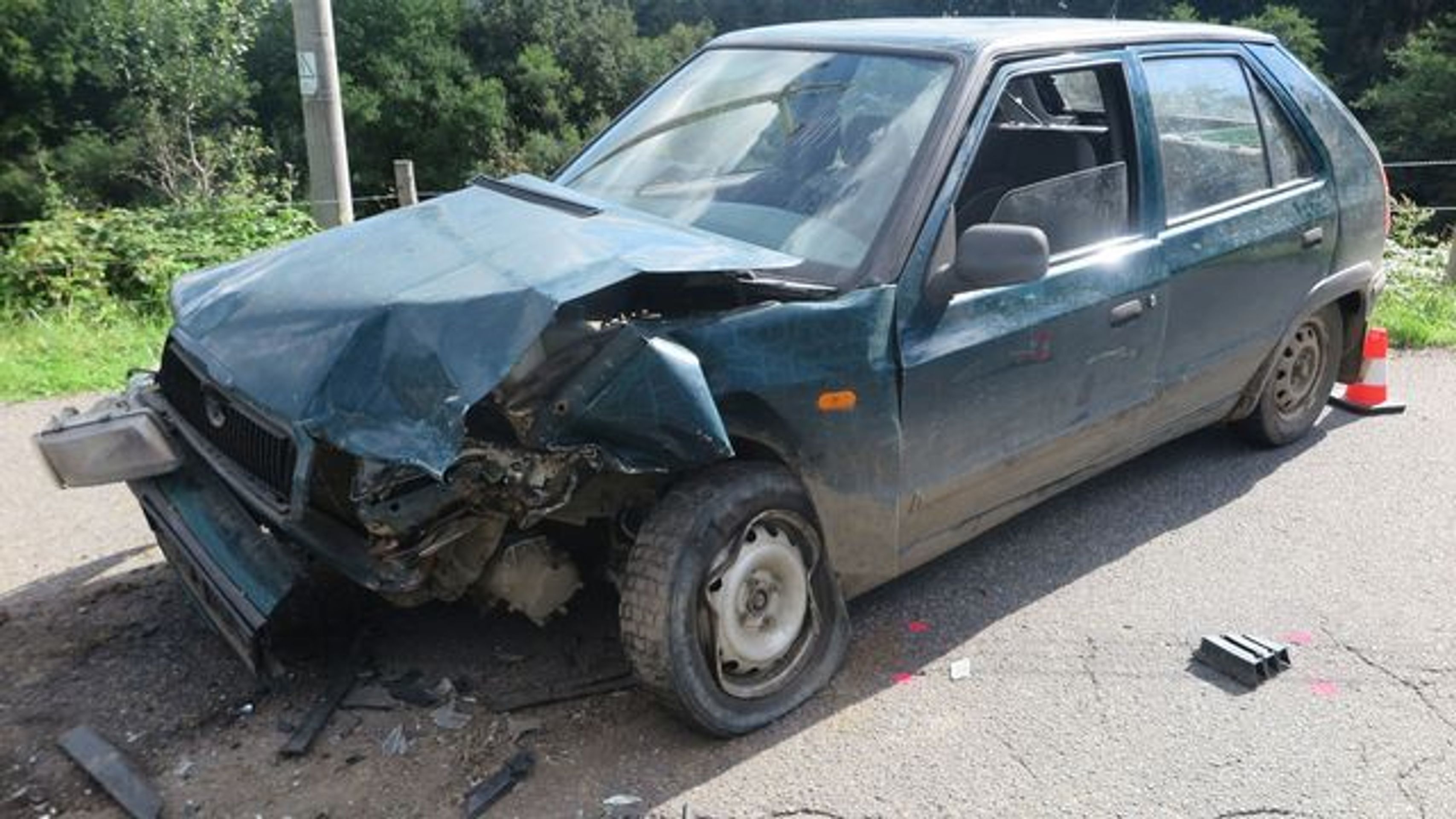 Mladík řídil auto zdrogovaný 11krát, teď boural - 1 - GALERIE: Čelní střet na Zlínsku, řidič jednoho z aut byl zfetovaný (4/4)