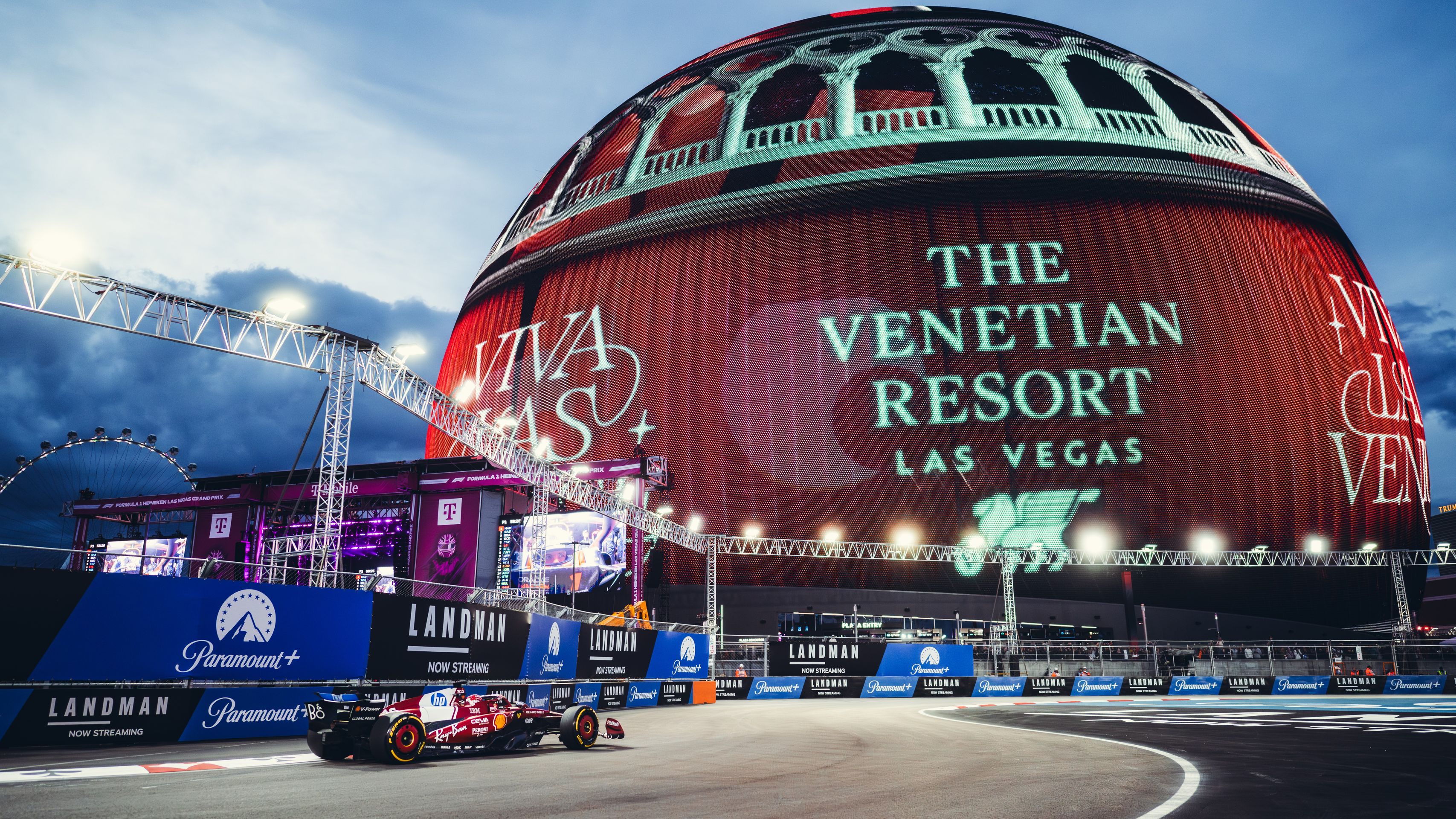 Charles Leclerc se svým Ferrari - Velká cena Las Vegas Formule 1 (7/15)