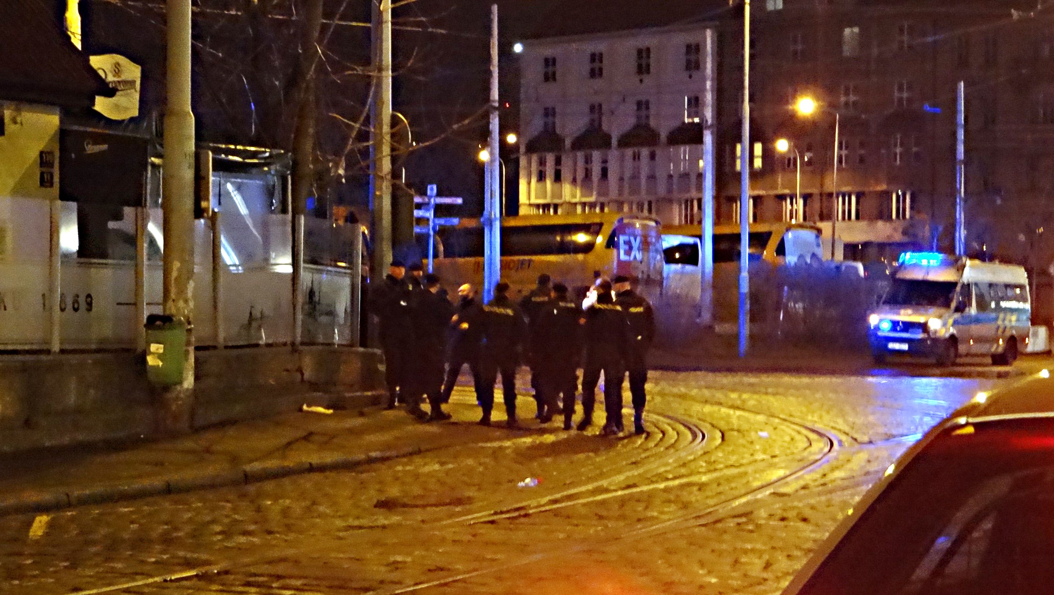 Konflikt přijelo urovnat velké množství policejních hlídek - GALERIE: Rvačka v Praze na Smíchově (4/4)