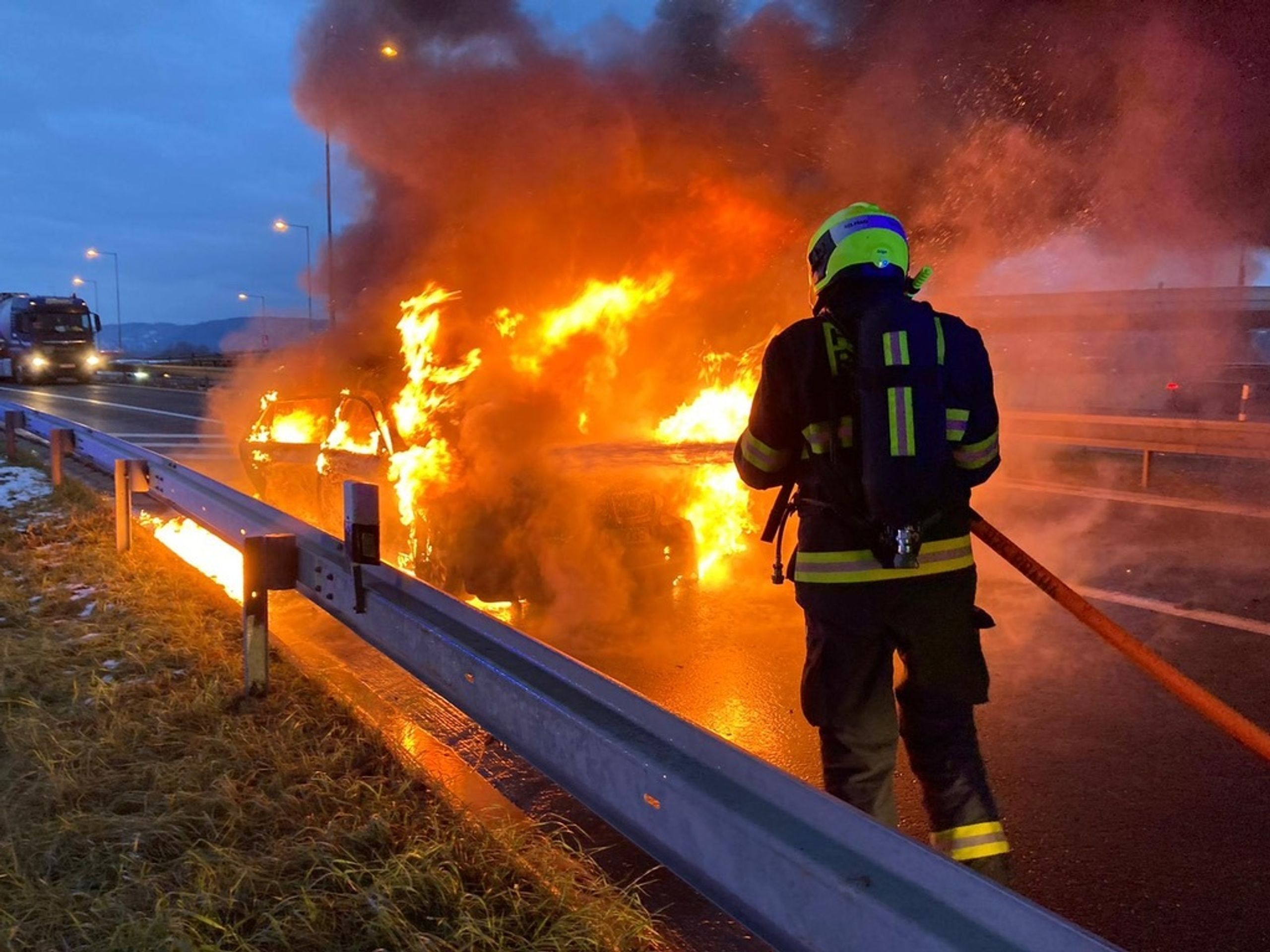 Požár auta na Radotínském mostě - 3 - GALERIE: Na Radotínském mostě za jízdy vzplálo auto (3/7)