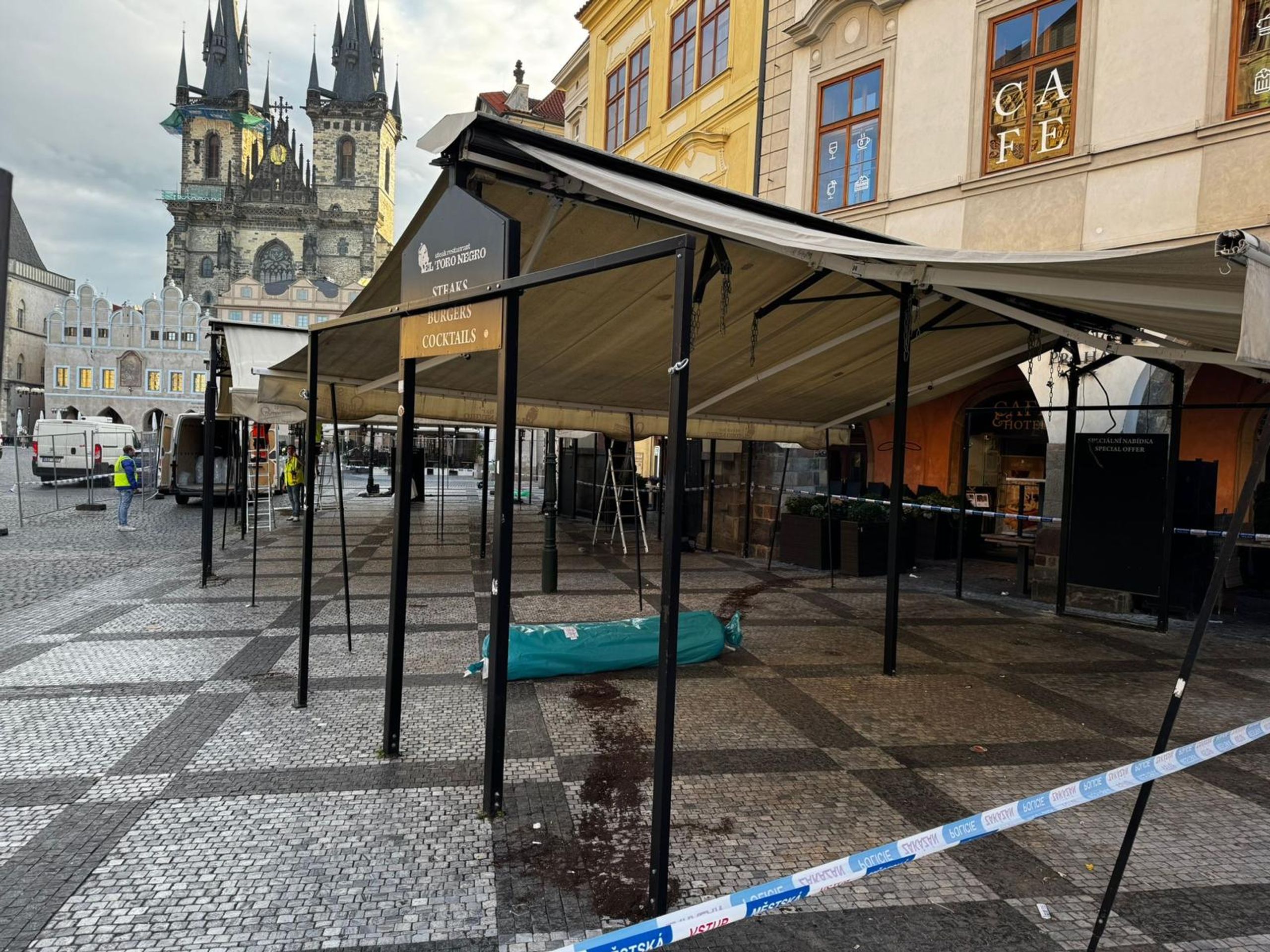 Na Staromáku probíhá demontáž nelegálních předzahrádek (4) - Na Staromáku probíhá demontáž nelegálních předzahrádek (4/10)