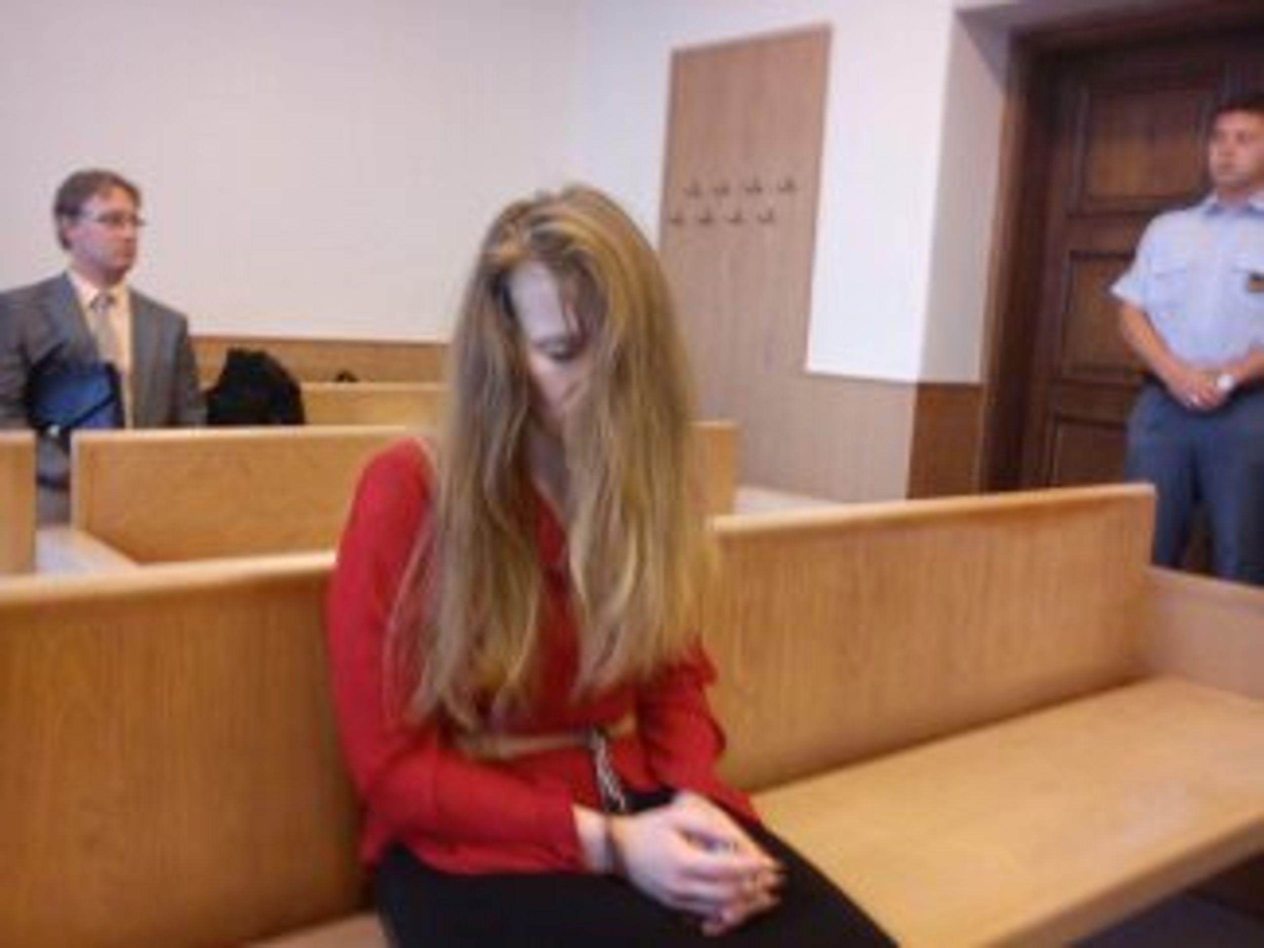 Romana Zienertová u soudu - 7 - Odsouzená Romana Zienertová (1/8)