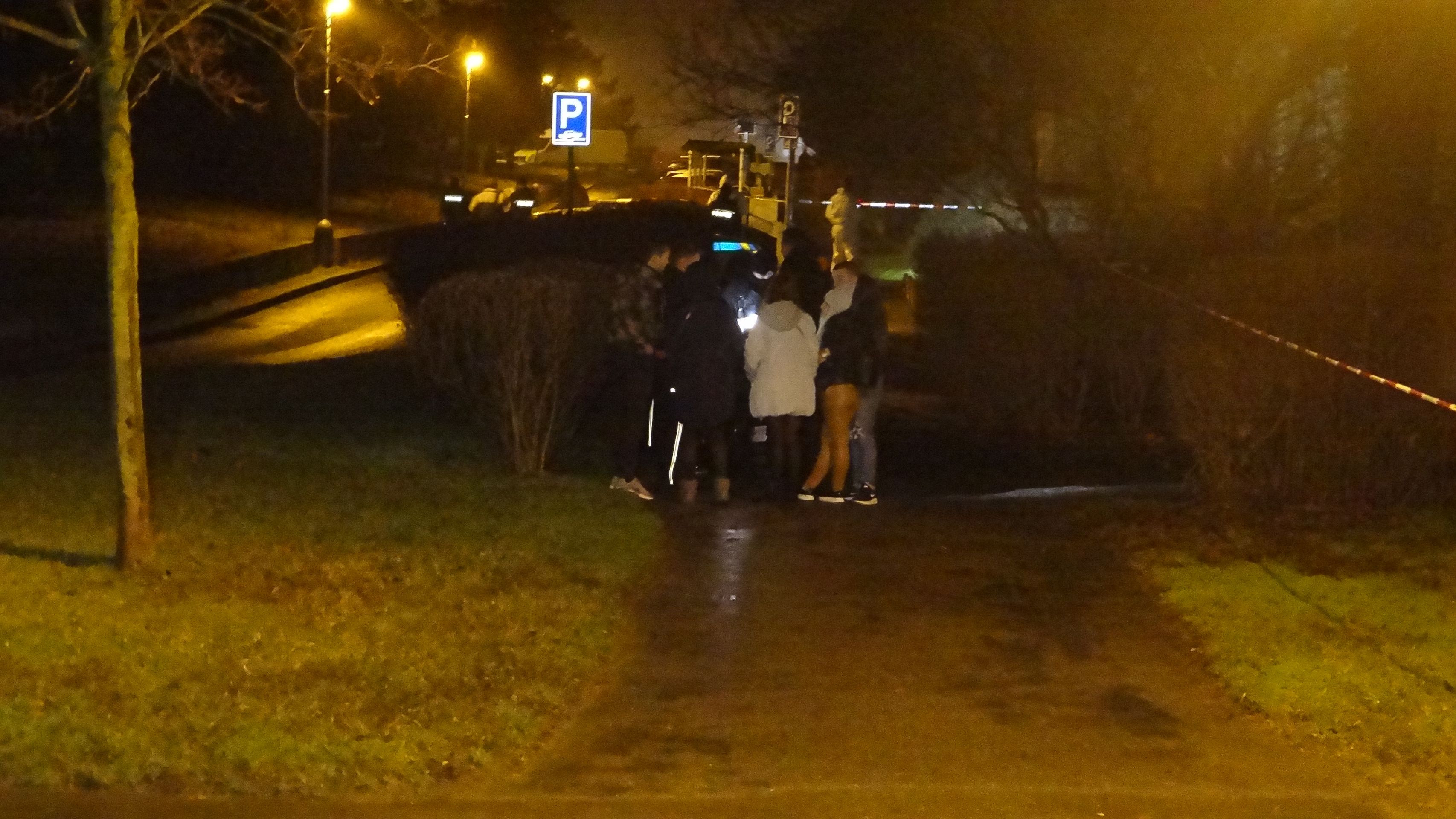 Policisté dlouho zajišťovali před panelákem stopy a vyslýchali svědky - GALERIE: Útočníci v Praze vážně pobodali dva mladíky (2/4)