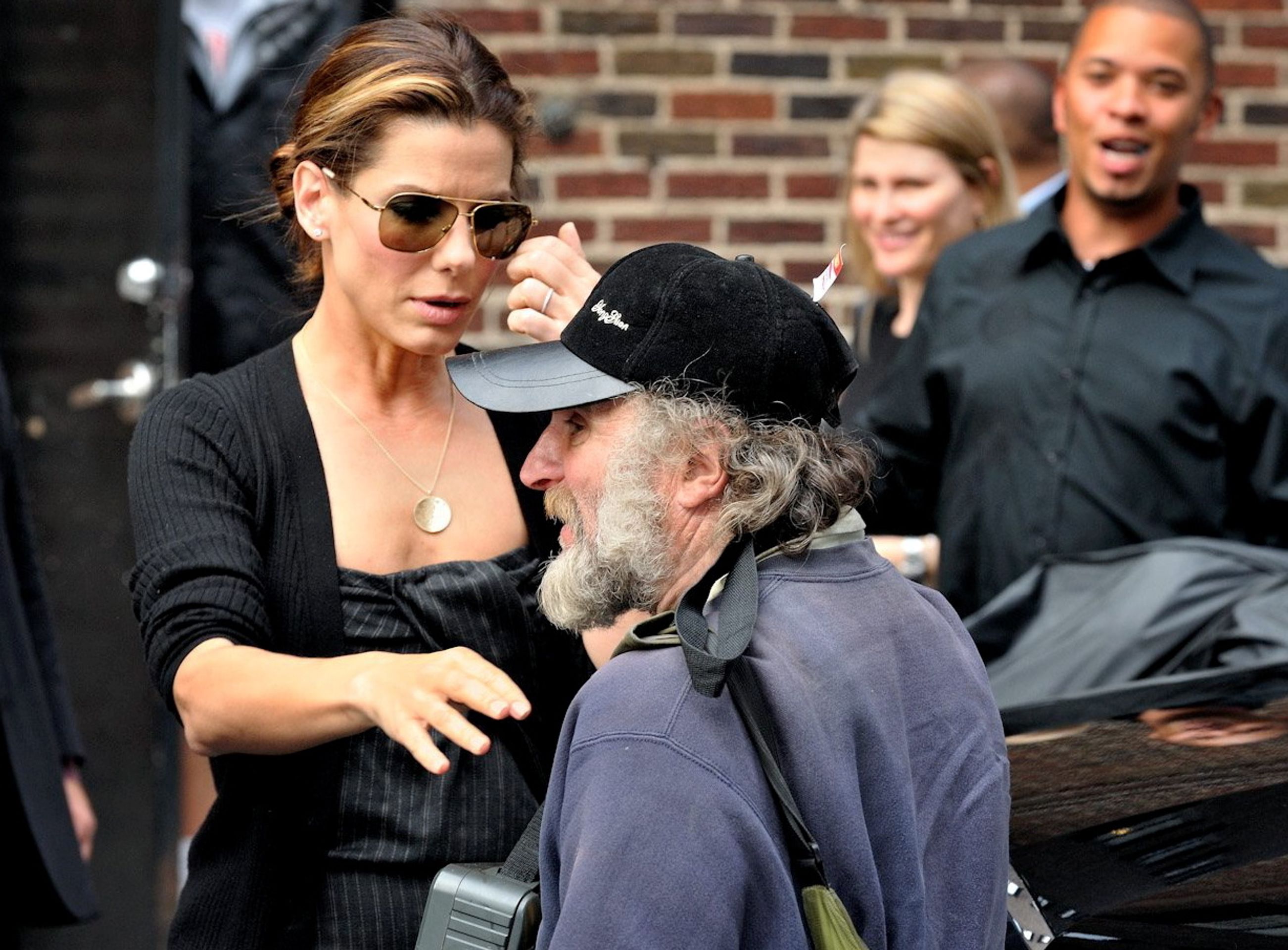 Bezdomovec, který zná všechny celebrity a všechny celebrity znají jeho - Sandra Bullock - GALERIE: Bezdomovec, který zná všechny celebrity a všechny celebrity znají jeho (3/8)